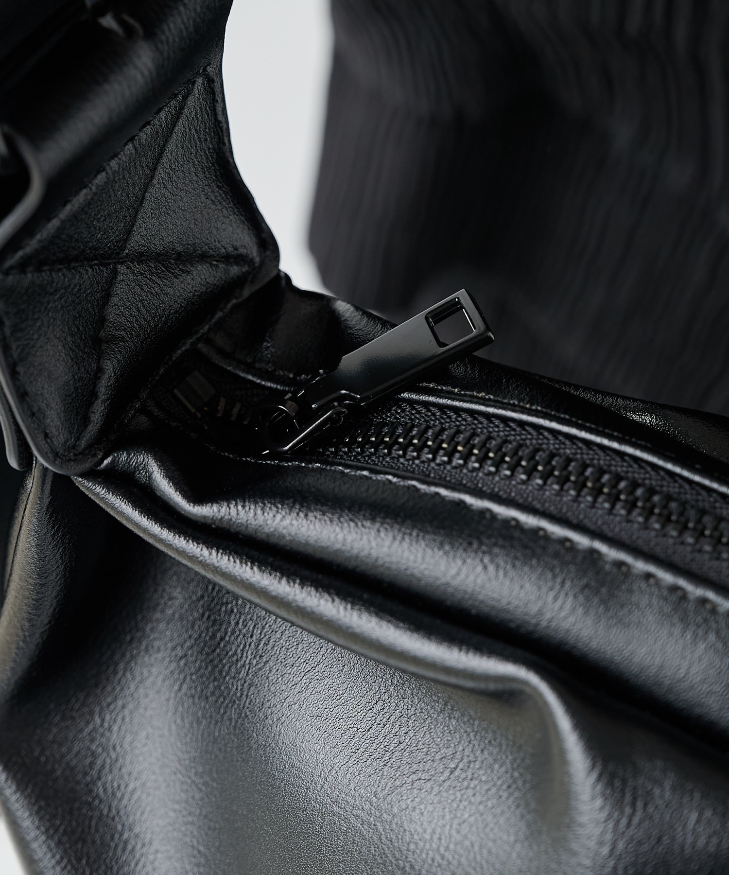 HALF MOON SHOULDER BAG STUDIOUS