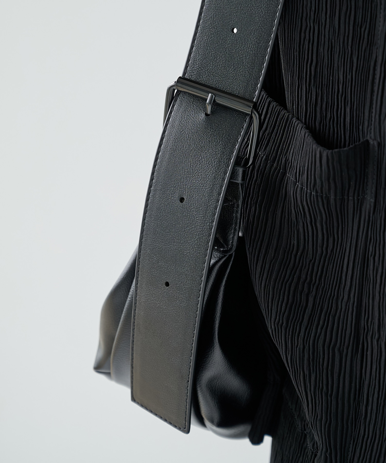 HALF MOON SHOULDER BAG STUDIOUS