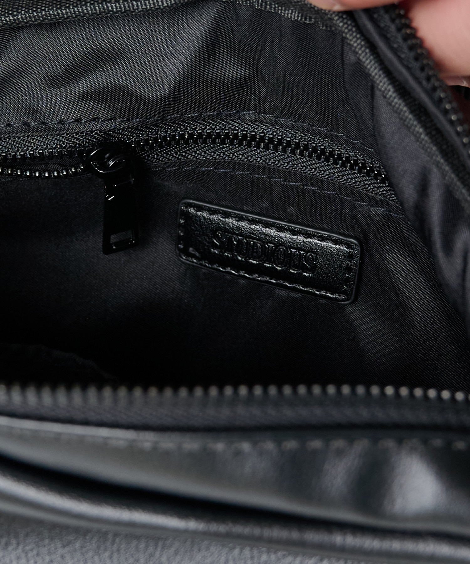 HALF MOON SHOULDER BAG STUDIOUS