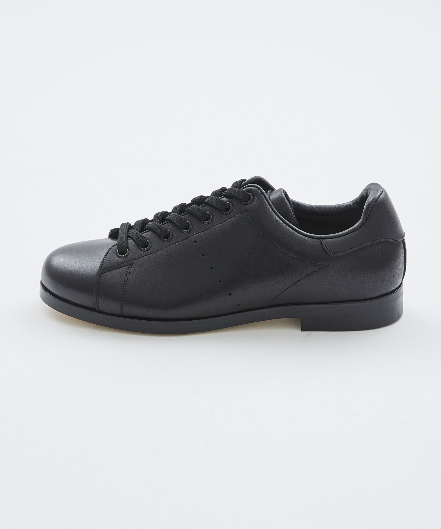 NON-SPORTY SNEAKERS(SMITH) foot the coacher