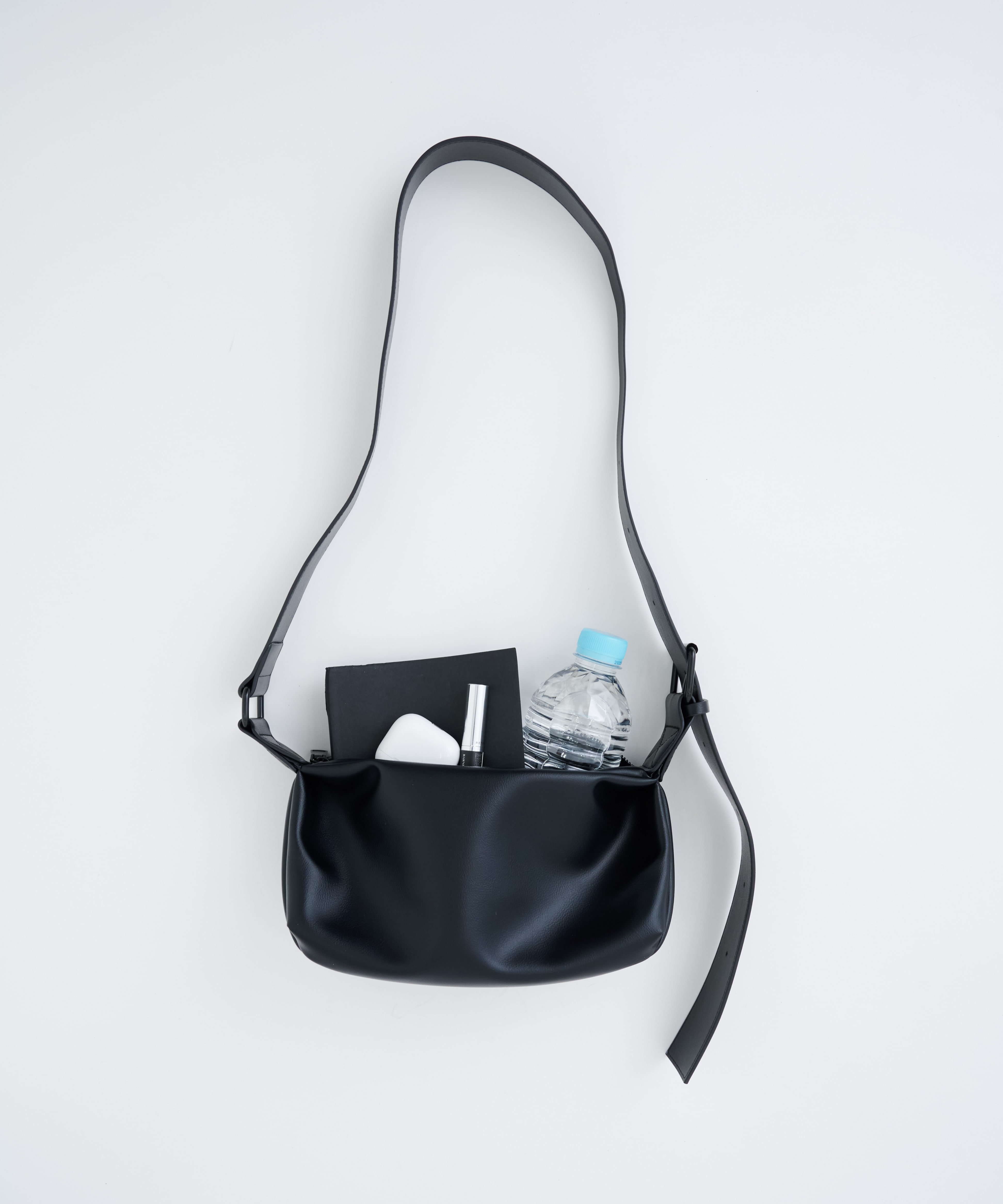 HALF MOON SHOULDER BAG STUDIOUS