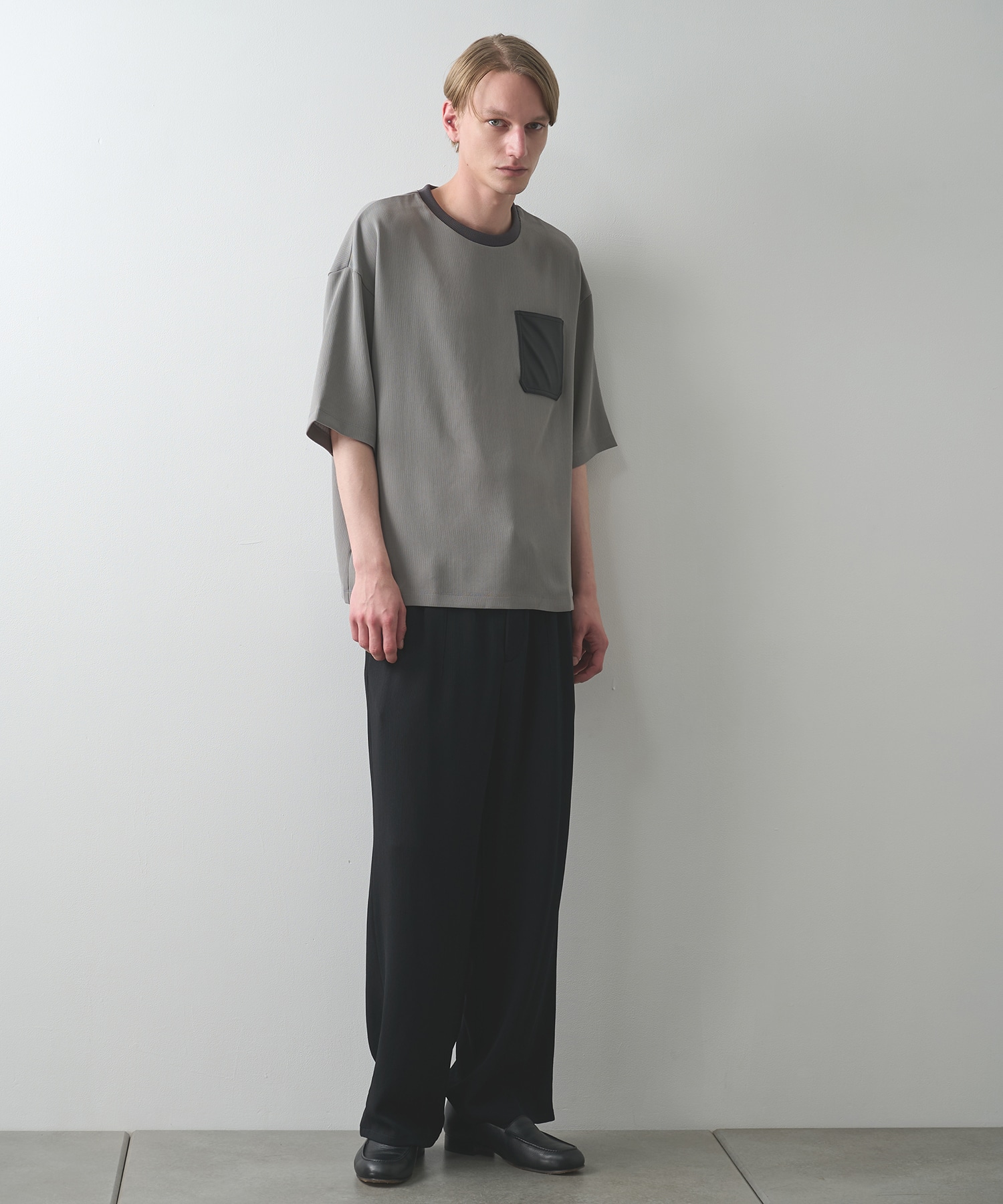 DRY DOBBY LEATHER POCKET TEE STUDIOUS
