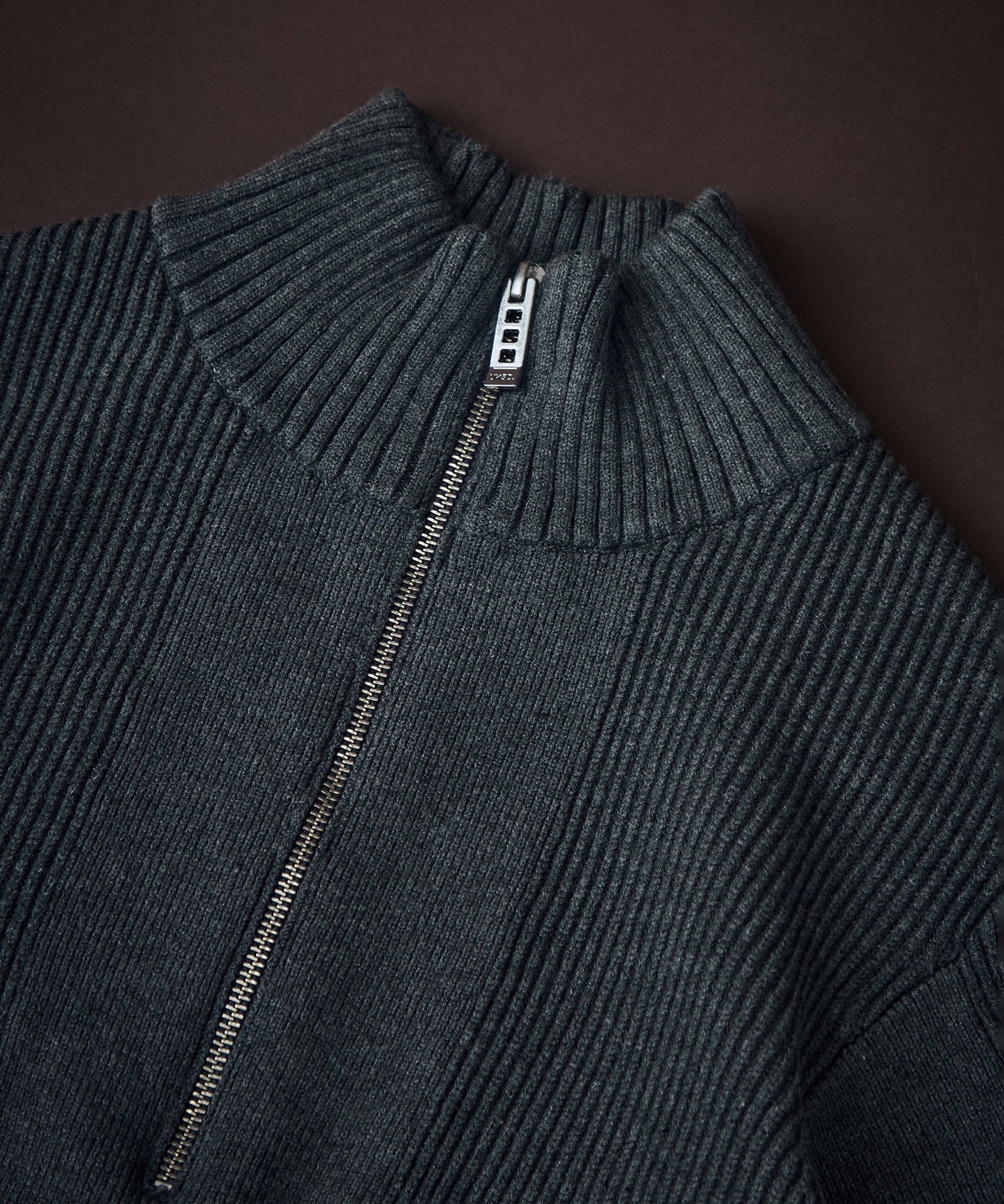 PIN TUCK HALF ZIP TOP UN3D.