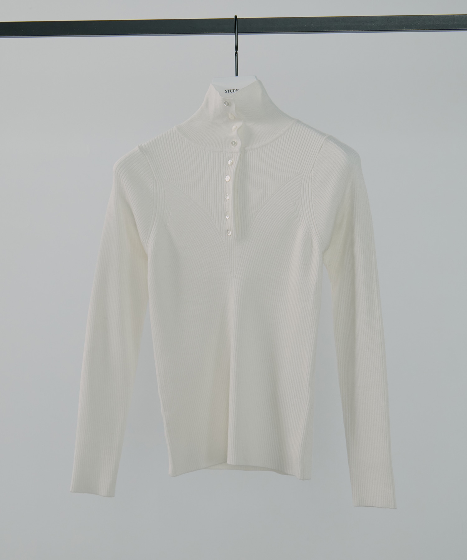 UND HIGH NECK BUTTON KNIT TOP AMERI