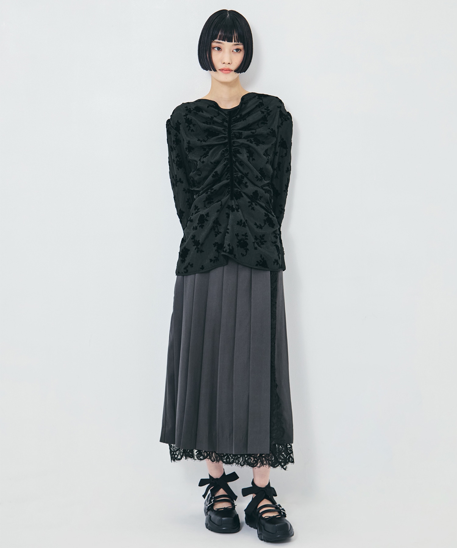 FINE WOOL PLEATED SKIRT WITH LACE TRIM FETICO
