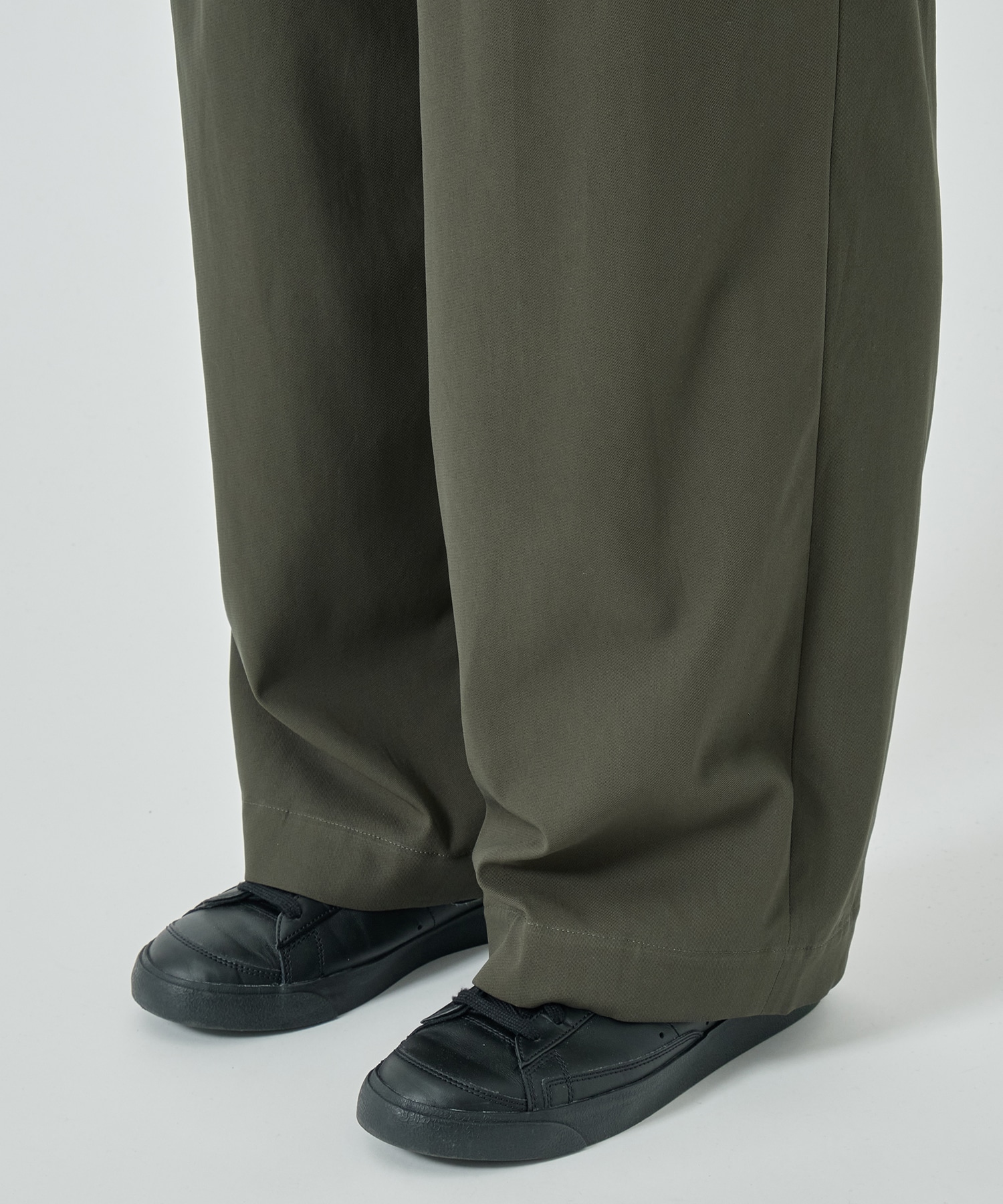 TRIPLE PLEATED EASY TROUSERS MARKAWARE/marka