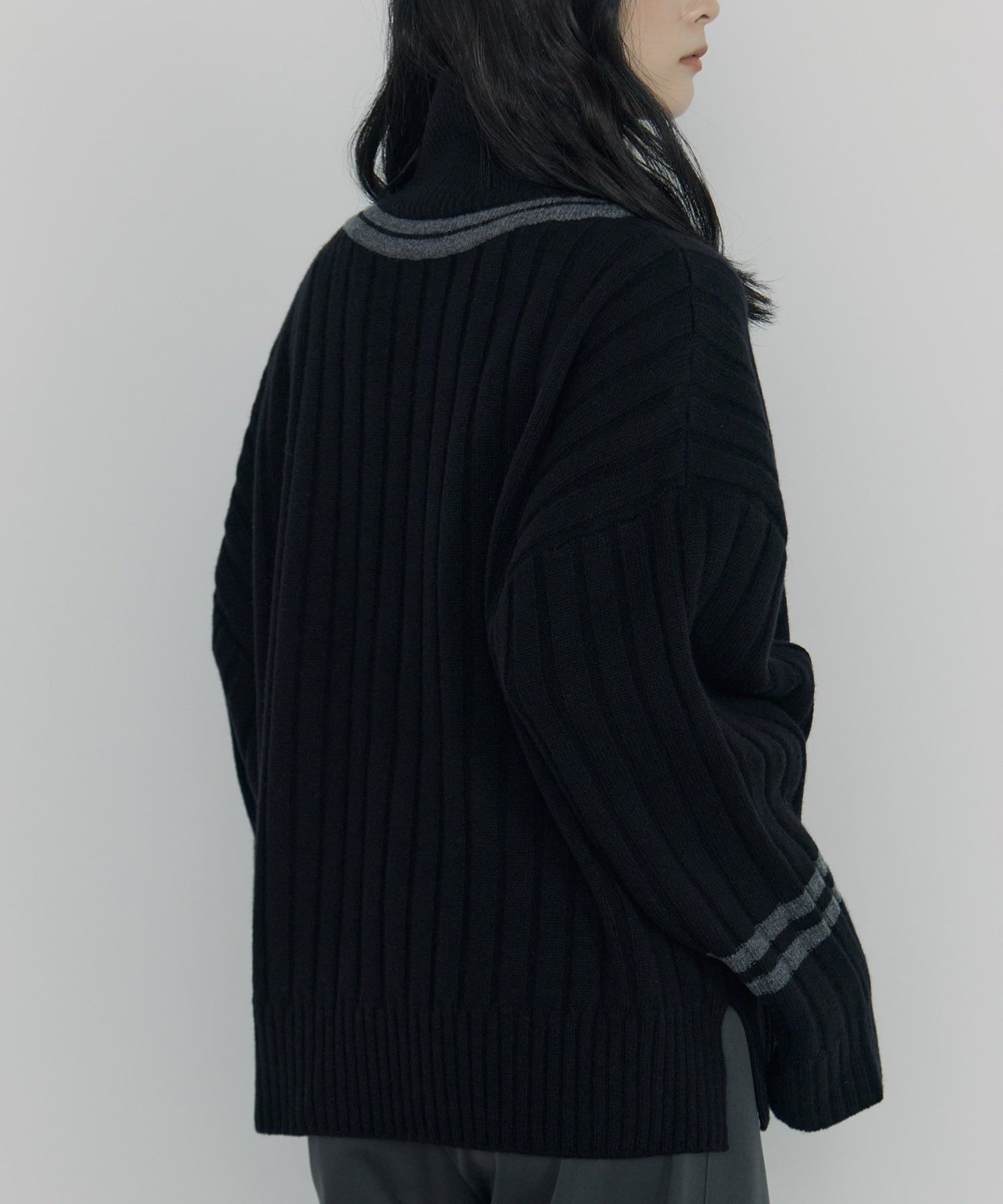 Lines Turtle Neck Knit UJOH