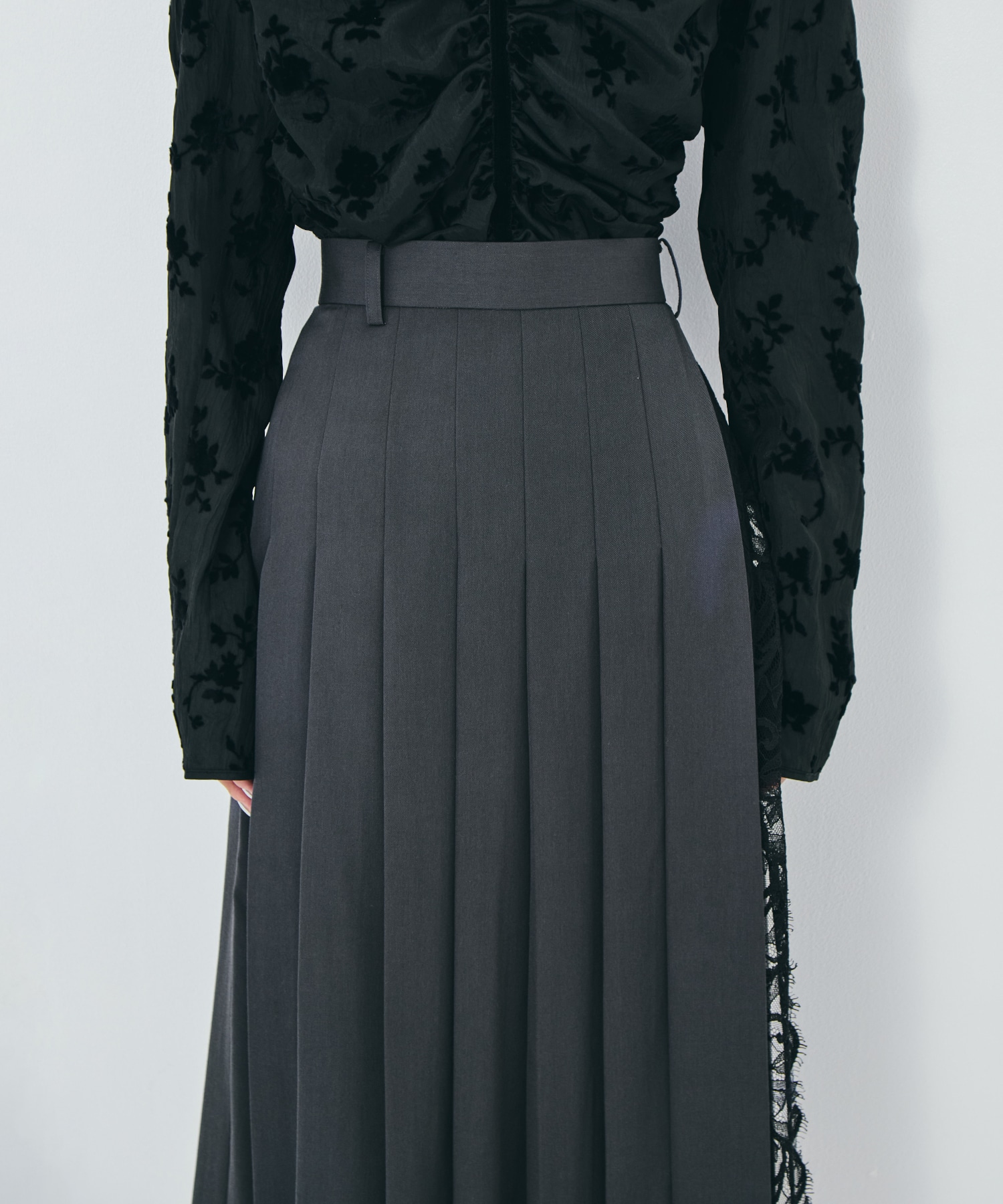 FINE WOOL PLEATED SKIRT WITH LACE TRIM FETICO