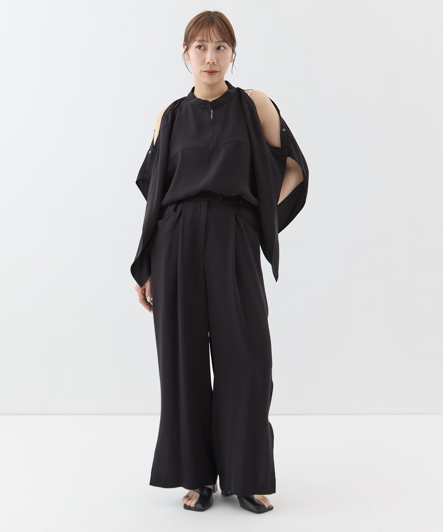 BACK SATIN SIDE SLIT PANTS STUDIOUS