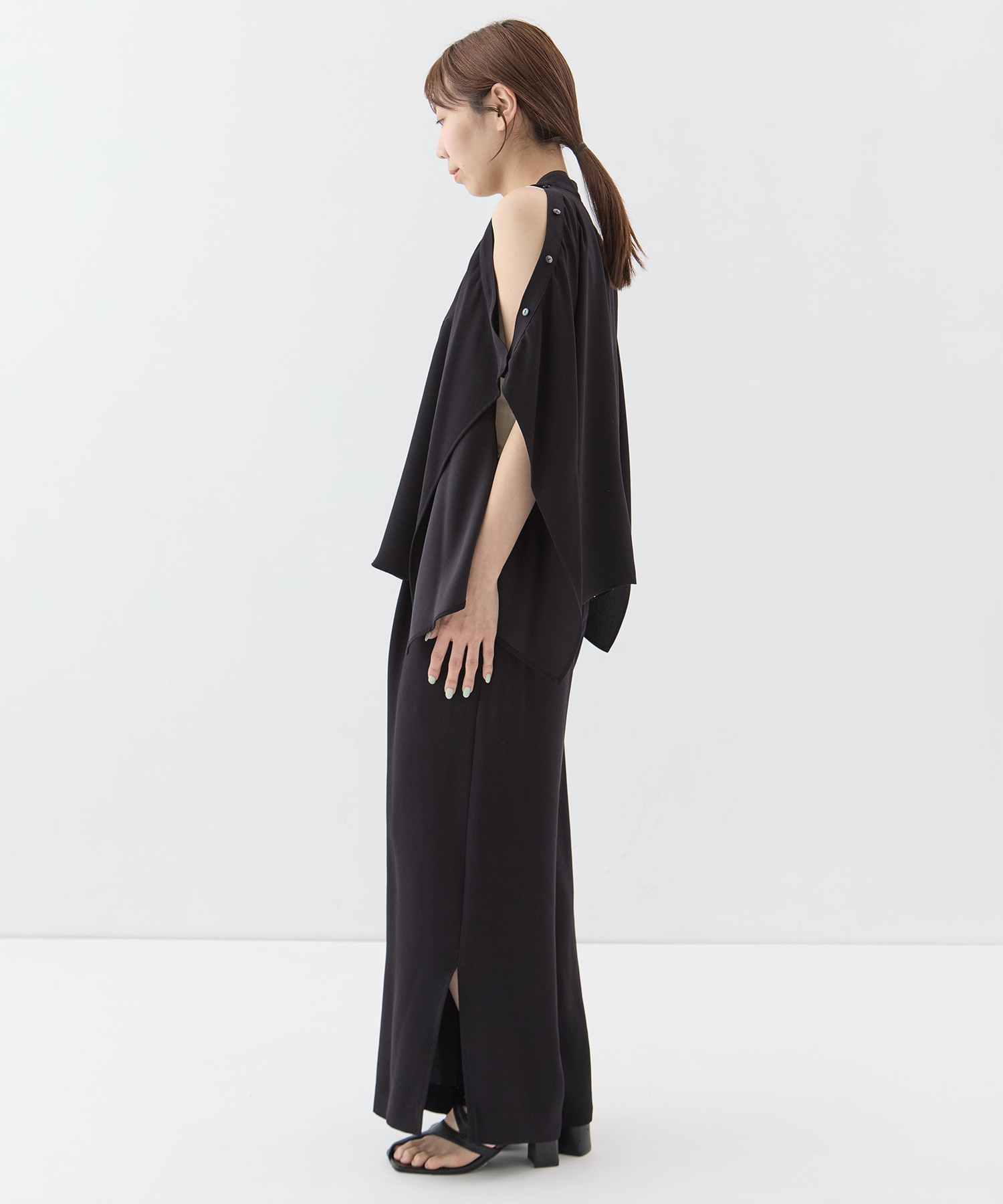 BACK SATIN SIDE SLIT PANTS STUDIOUS