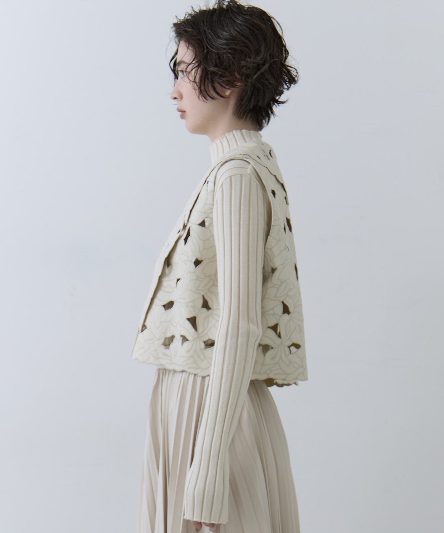 UND LACE CUTWORK VEST　TOP AMERI