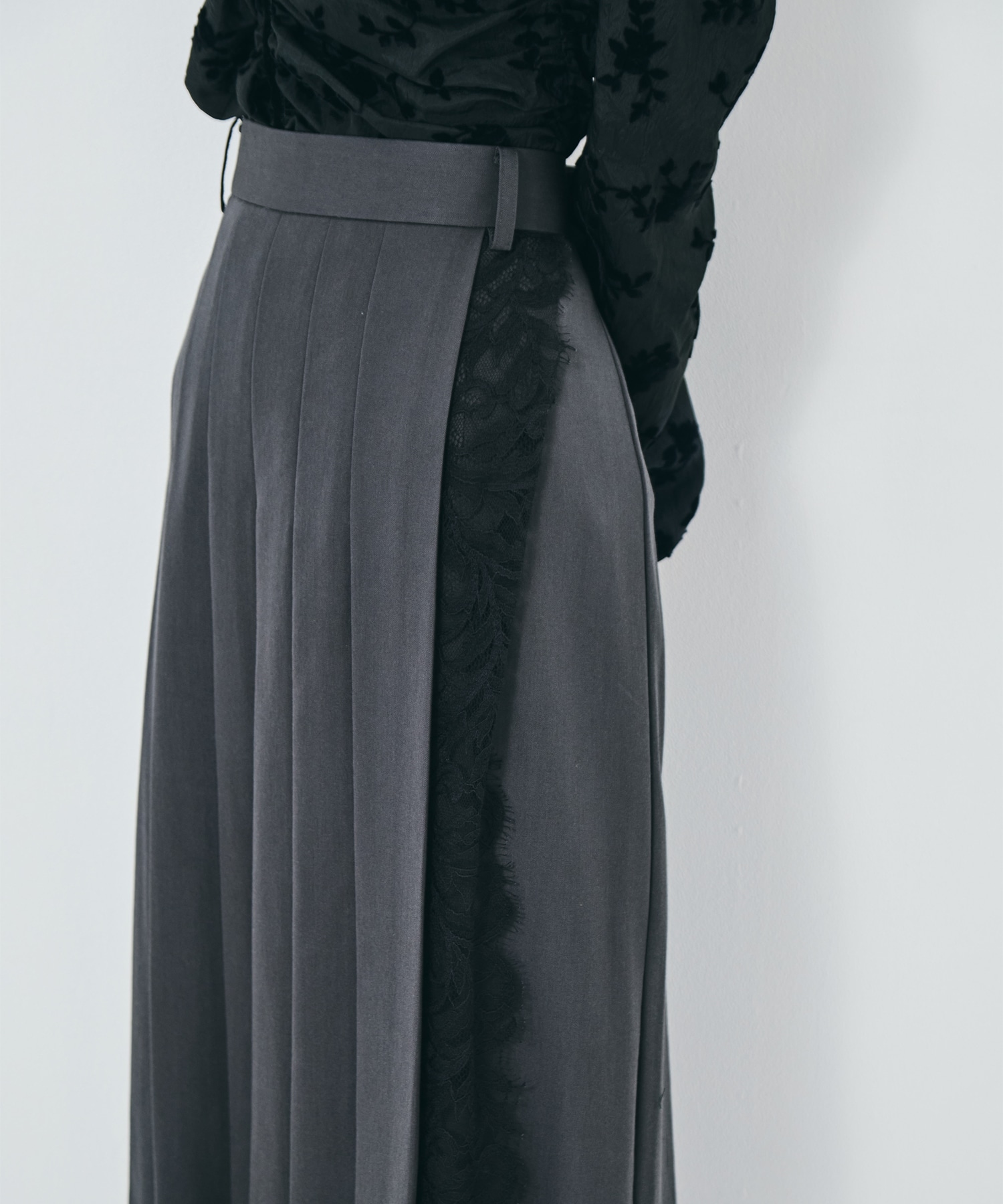 FINE WOOL PLEATED SKIRT WITH LACE TRIM FETICO