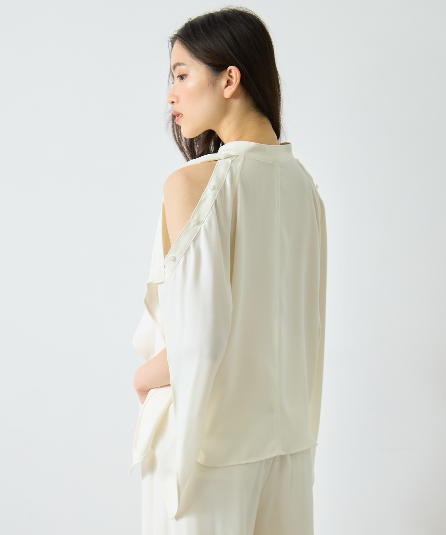 BACK SATIN DRAPE BLOUSE STUDIOUS