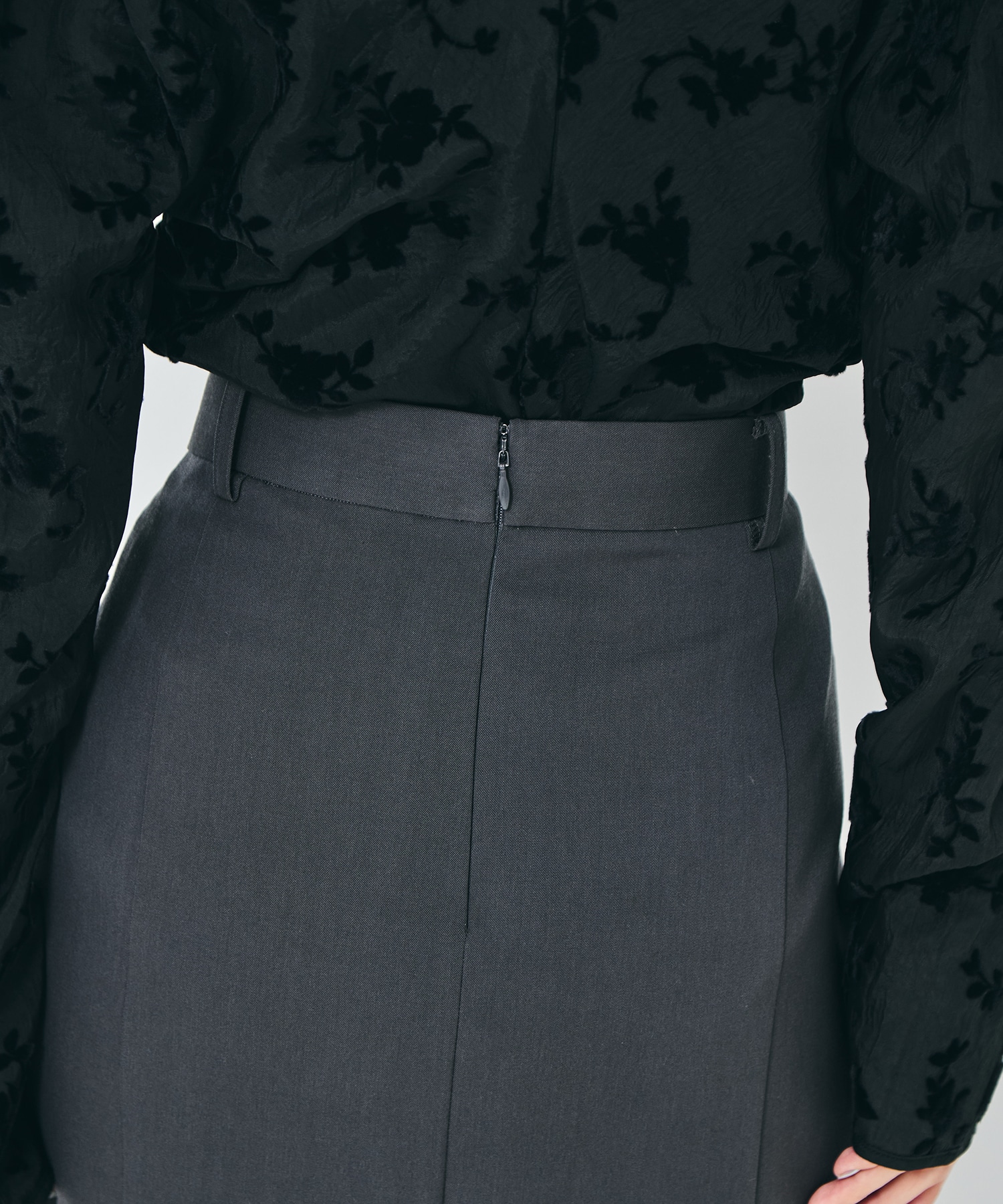 FINE WOOL PLEATED SKIRT WITH LACE TRIM FETICO