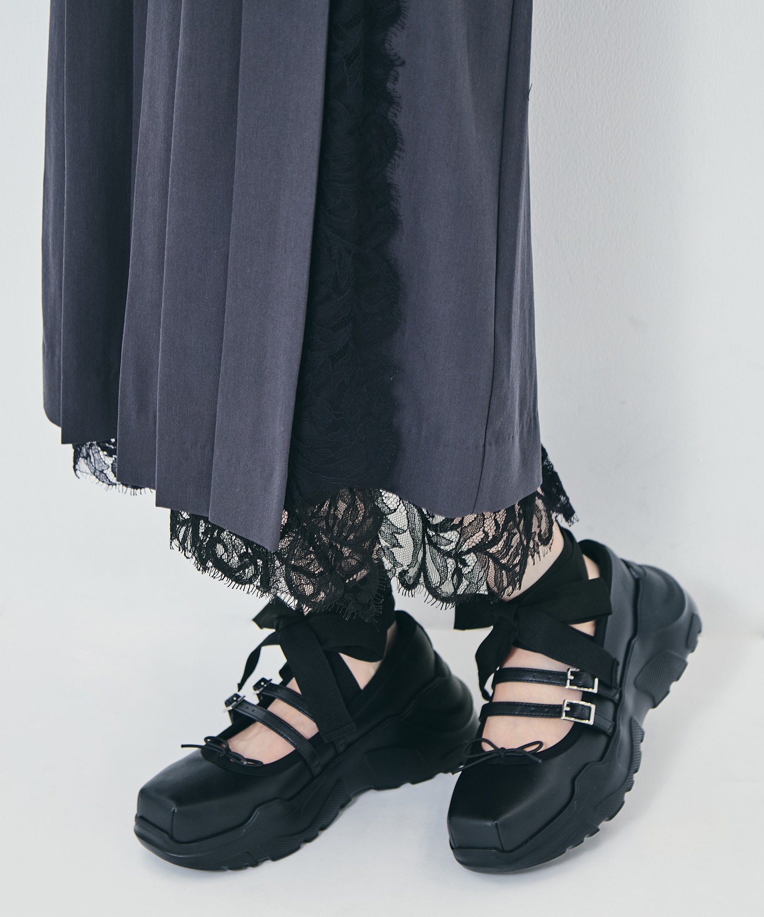 FINE WOOL PLEATED SKIRT WITH LACE TRIM FETICO
