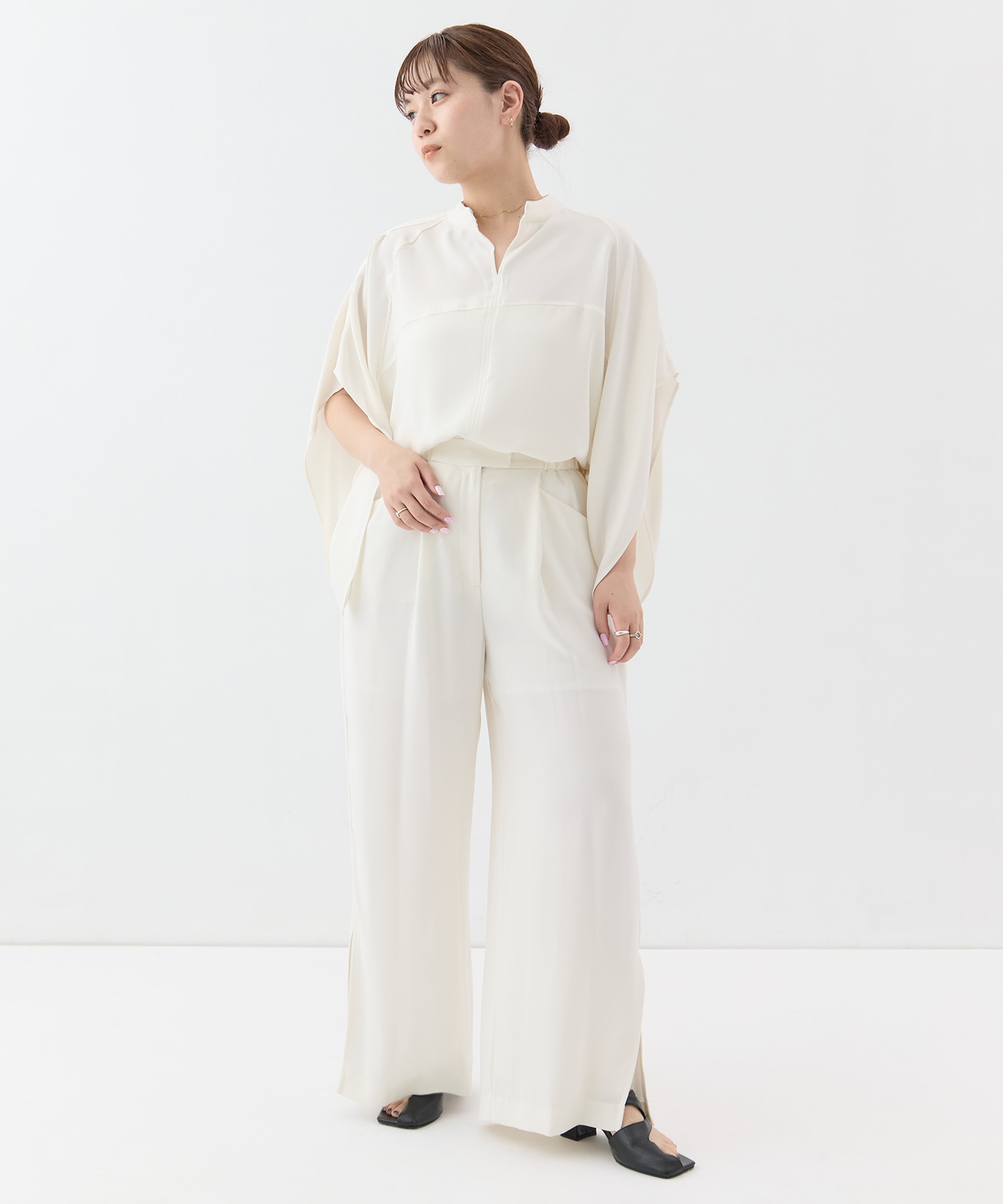 BACK SATIN SIDE SLIT PANTS STUDIOUS