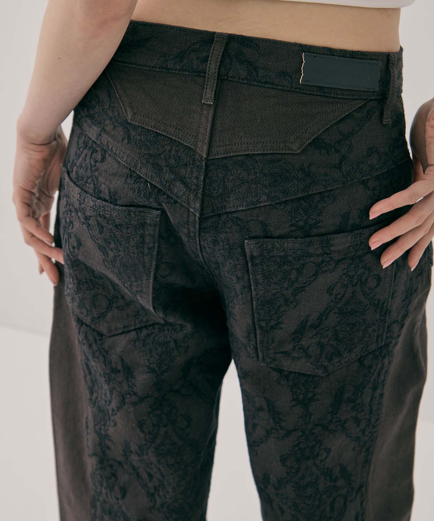 別注 DAMASK-PRINT DENIM CURVE-FIT HIGH-RISE JEANS FETICO