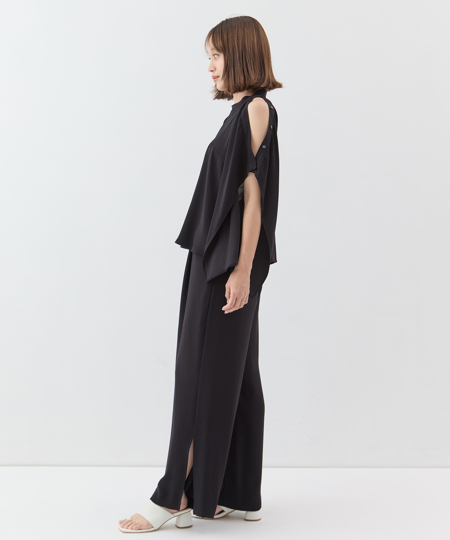 BACK SATIN SIDE SLIT PANTS STUDIOUS