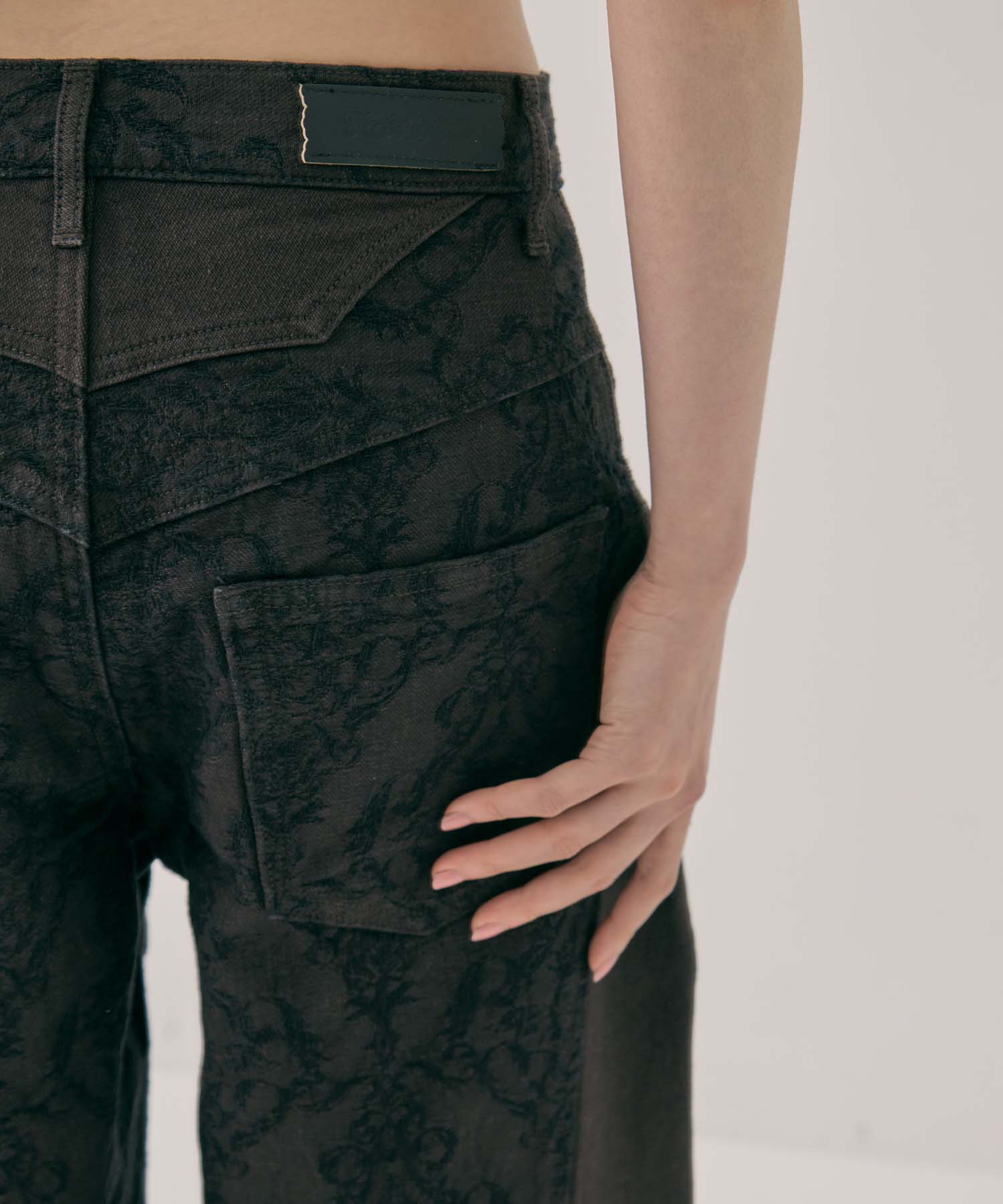 別注 DAMASK-PRINT DENIM CURVE-FIT HIGH-RISE JEANS FETICO