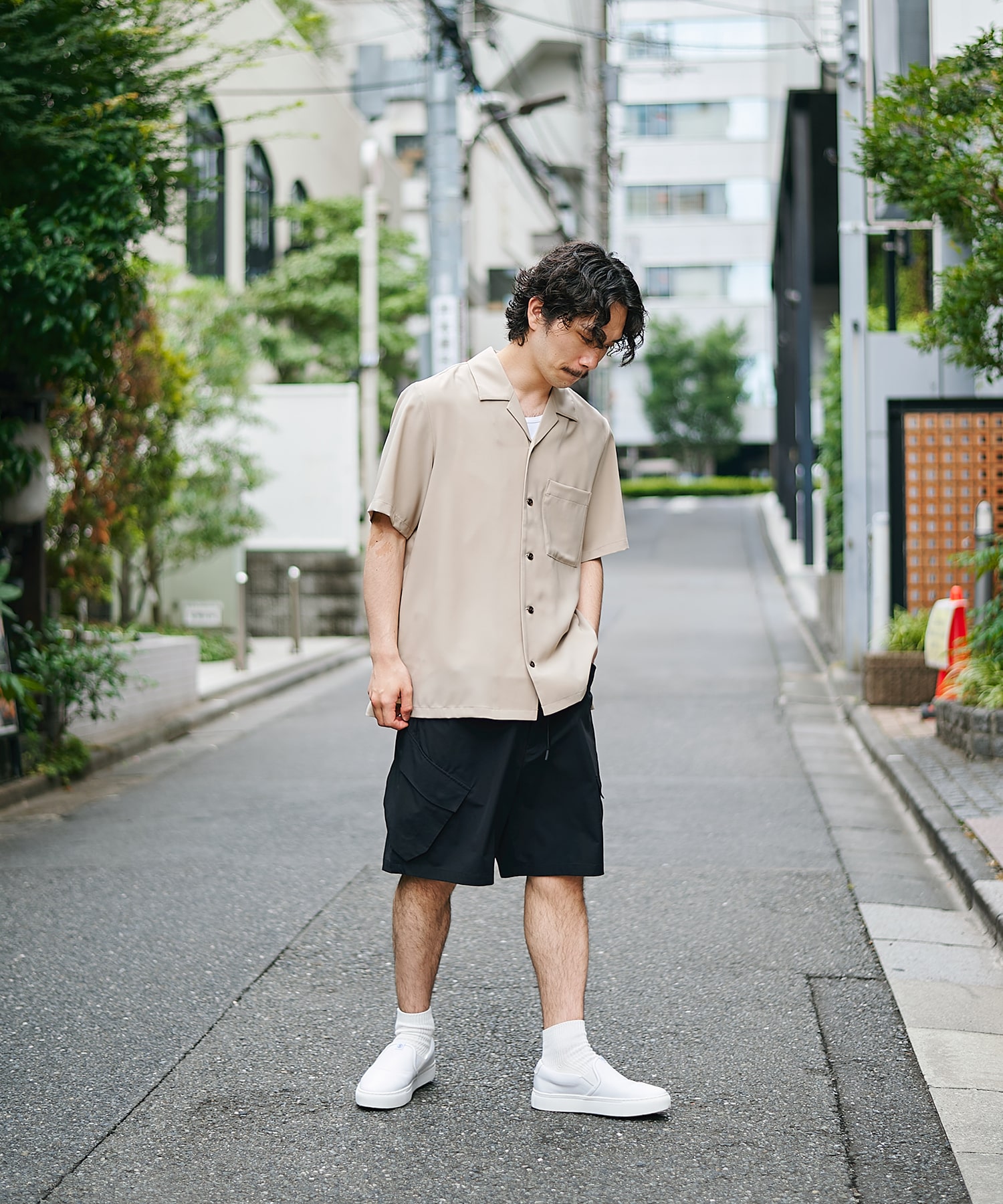 〈別注〉 BLK WIDE CARGO SHORT PANTS White Mountaineering