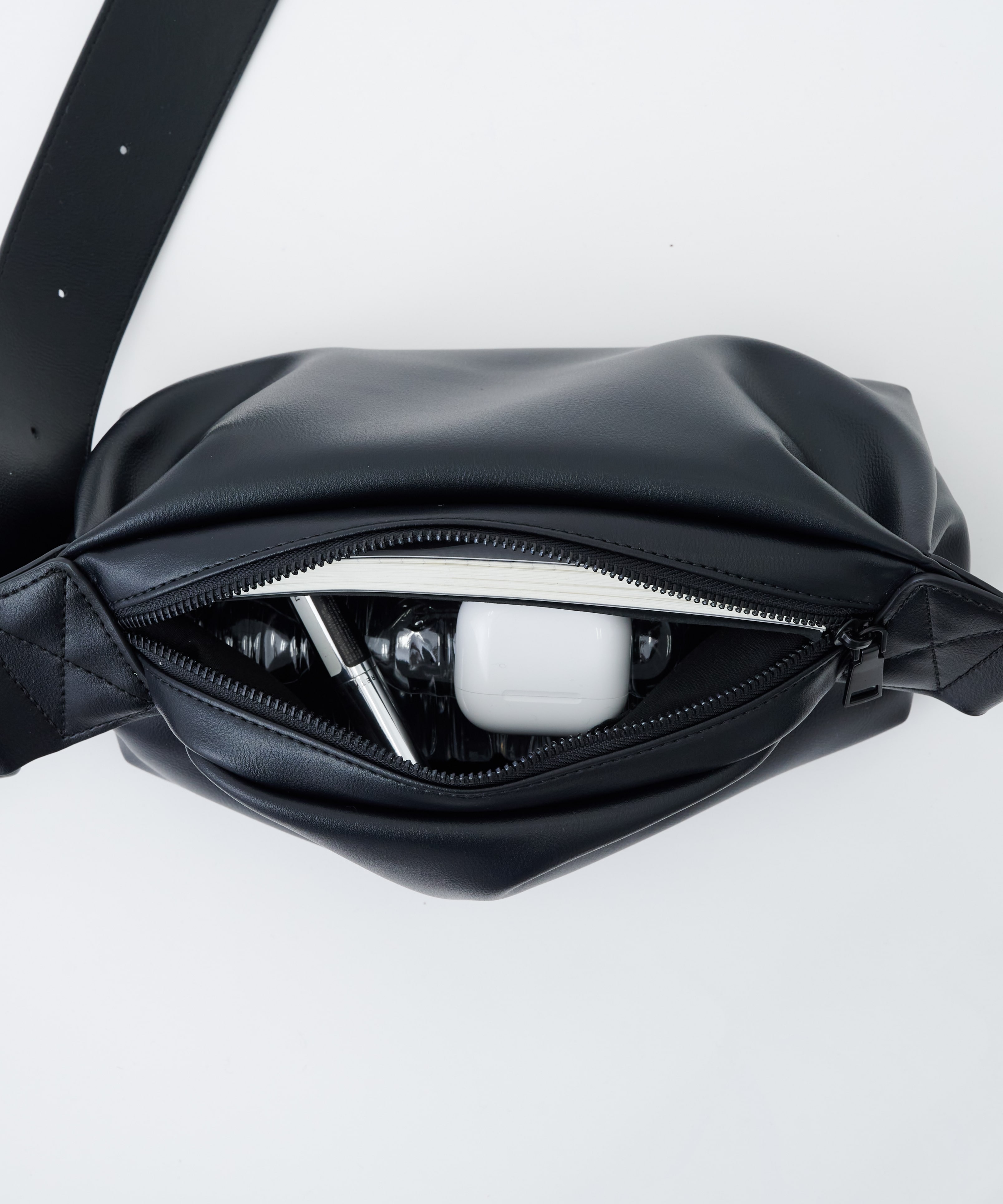 HALF MOON SHOULDER BAG STUDIOUS