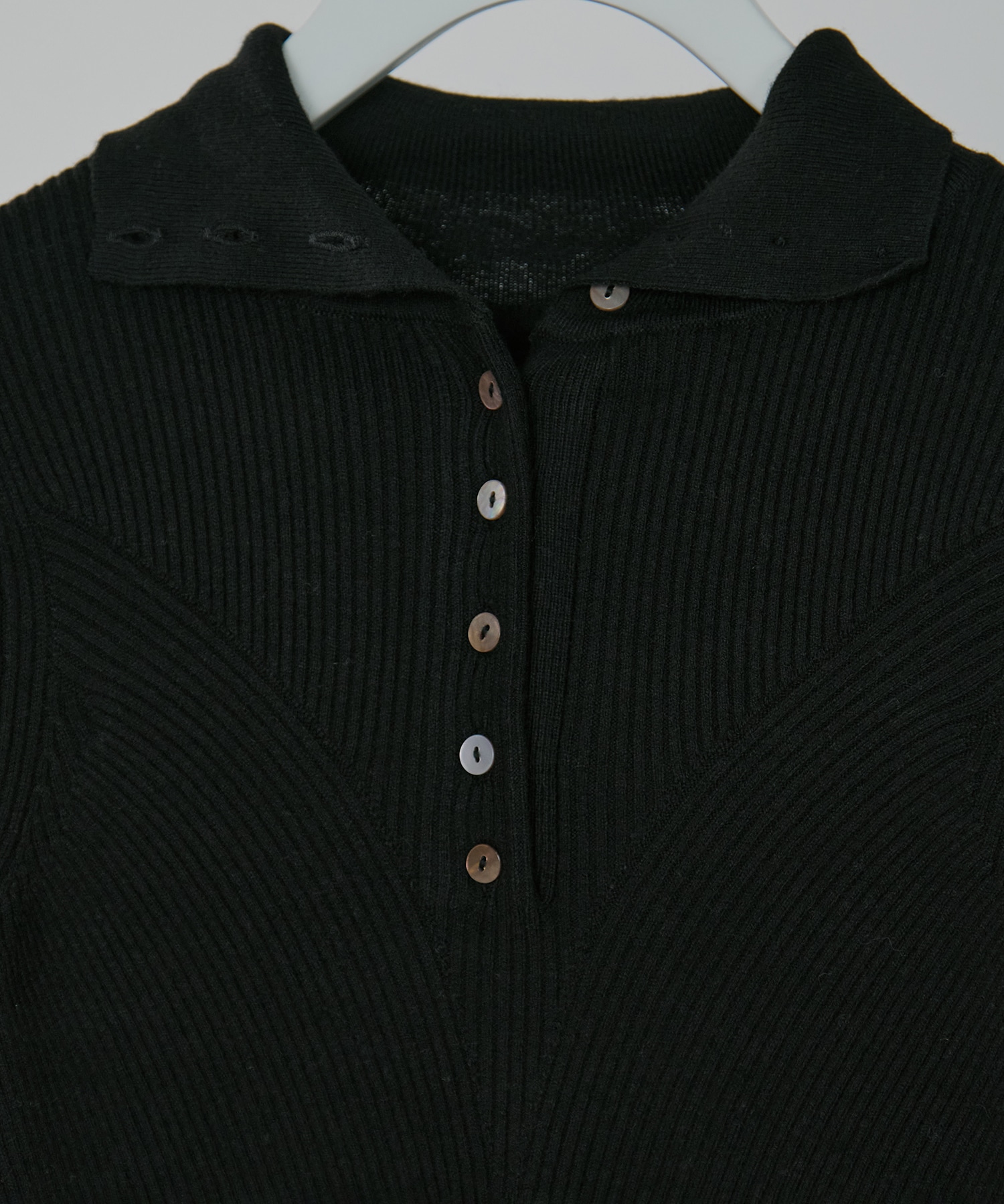 UND HIGH NECK BUTTON KNIT TOP AMERI