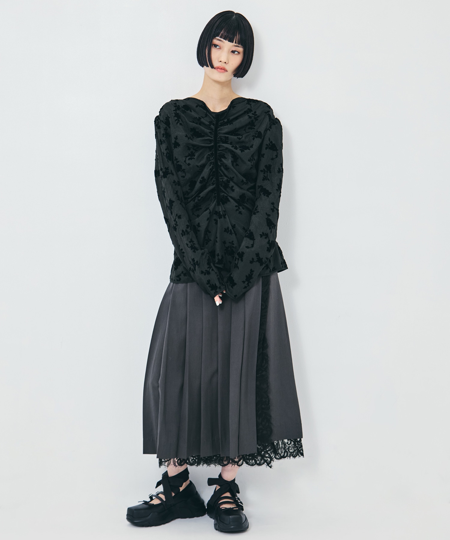 FINE WOOL PLEATED SKIRT WITH LACE TRIM FETICO