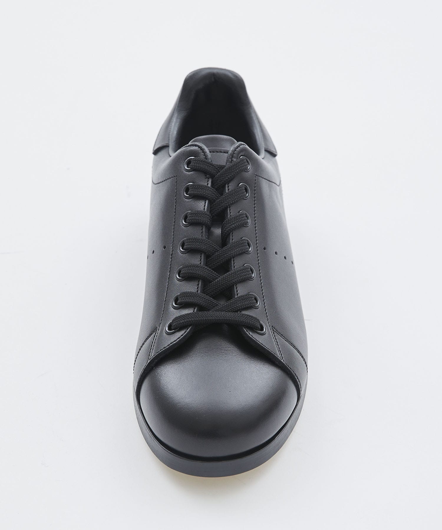 NON-SPORTY SNEAKERS(SMITH) foot the coacher