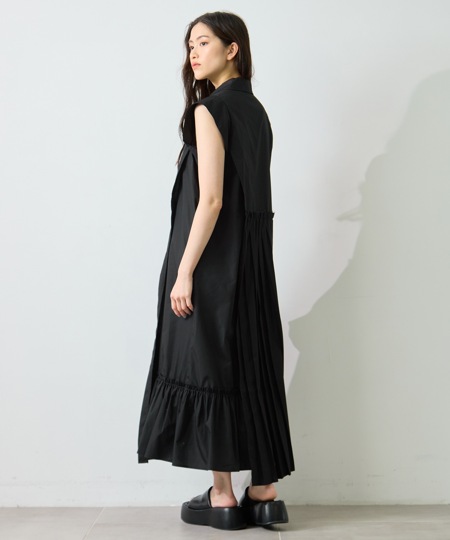 Asymmetry pleats one-piece STUDIOUS