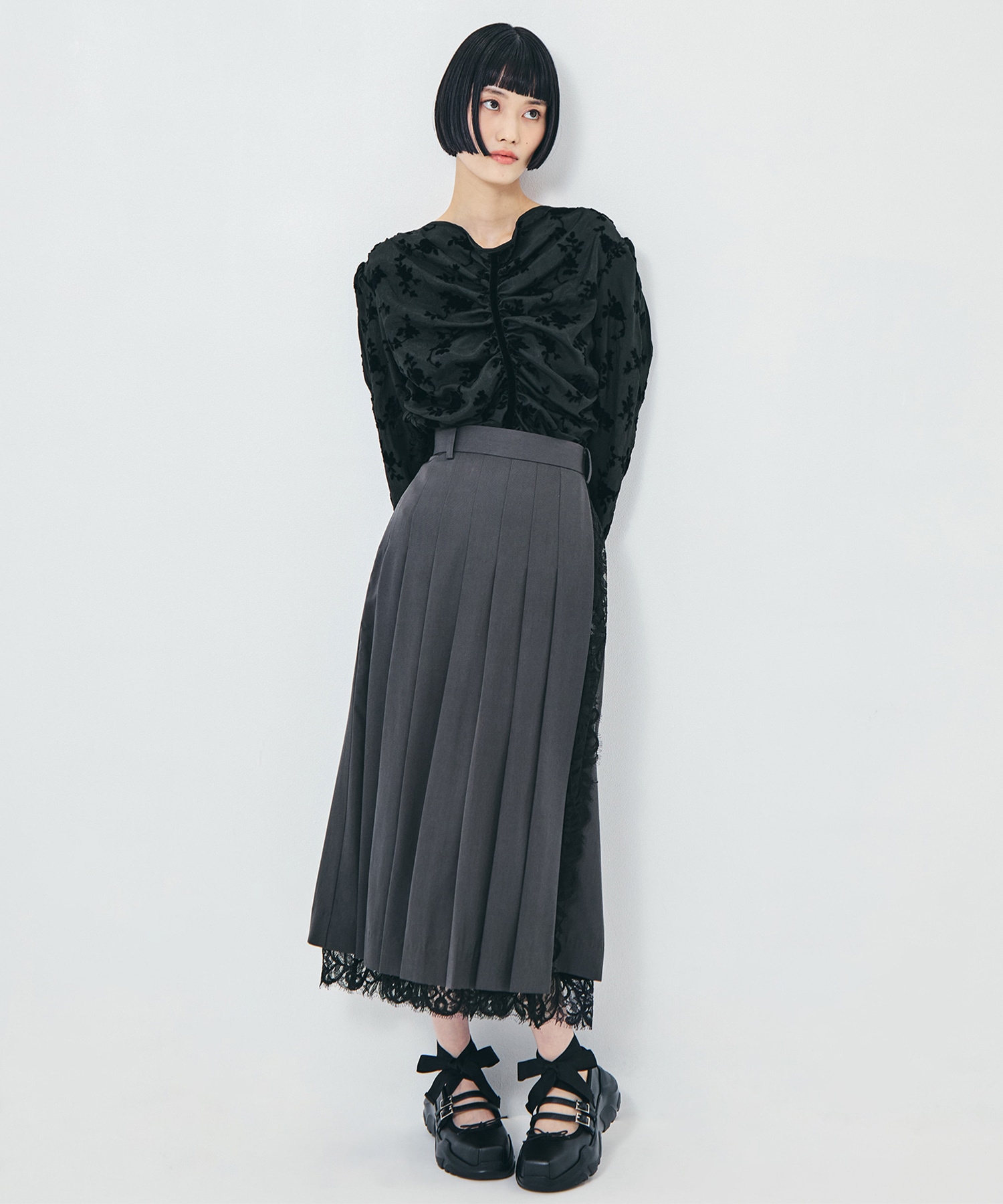 FINE WOOL PLEATED SKIRT WITH LACE TRIM FETICO