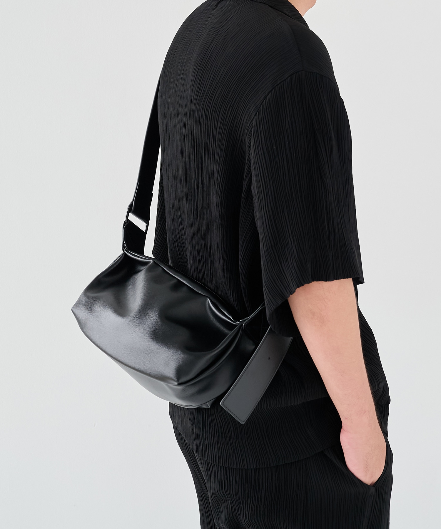 HALF MOON SHOULDER BAG STUDIOUS