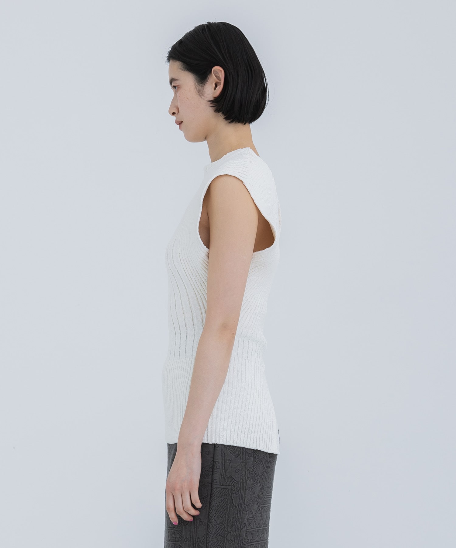 Salla back slit knit Pullover WH AKIRANAKA