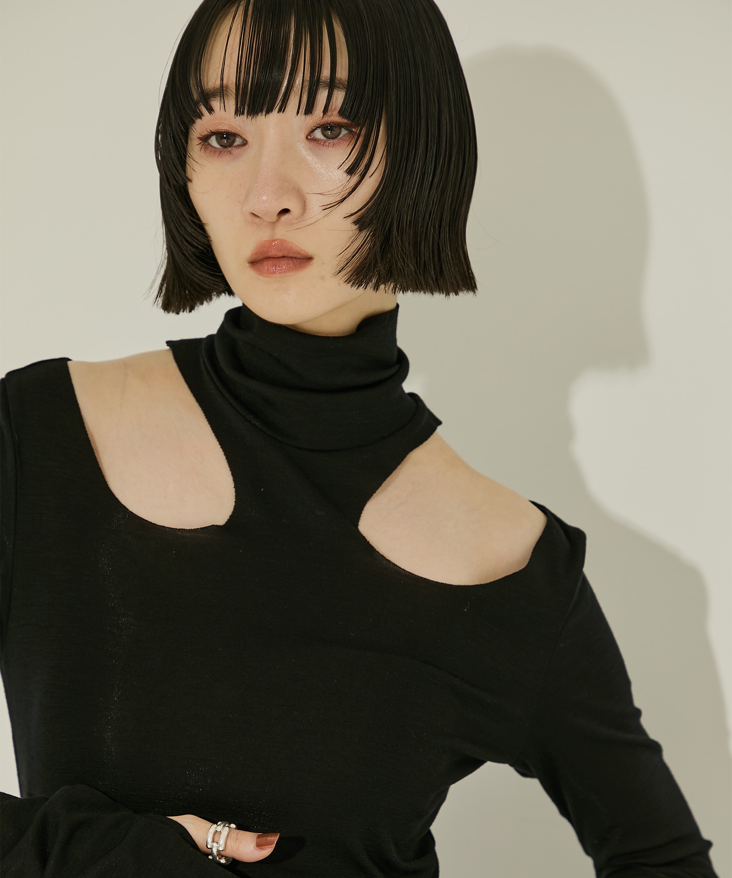 WOOL RIB HOLLOWED OUT TURTLE NECK TOP JOHN LAWRENCE SULLIVAN