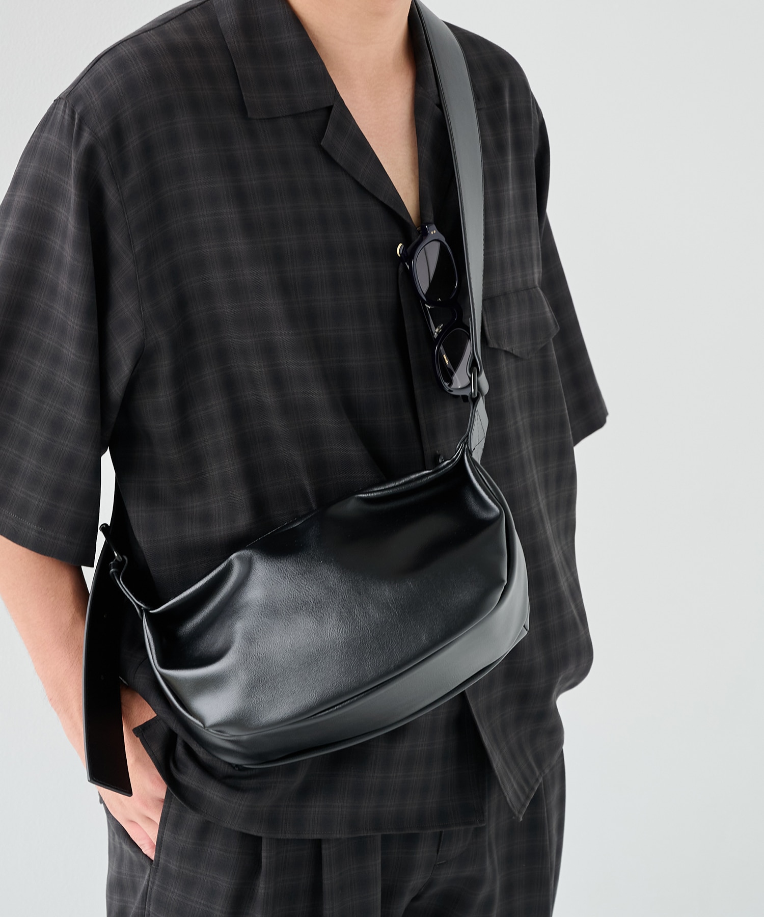 HALF MOON SHOULDER BAG STUDIOUS