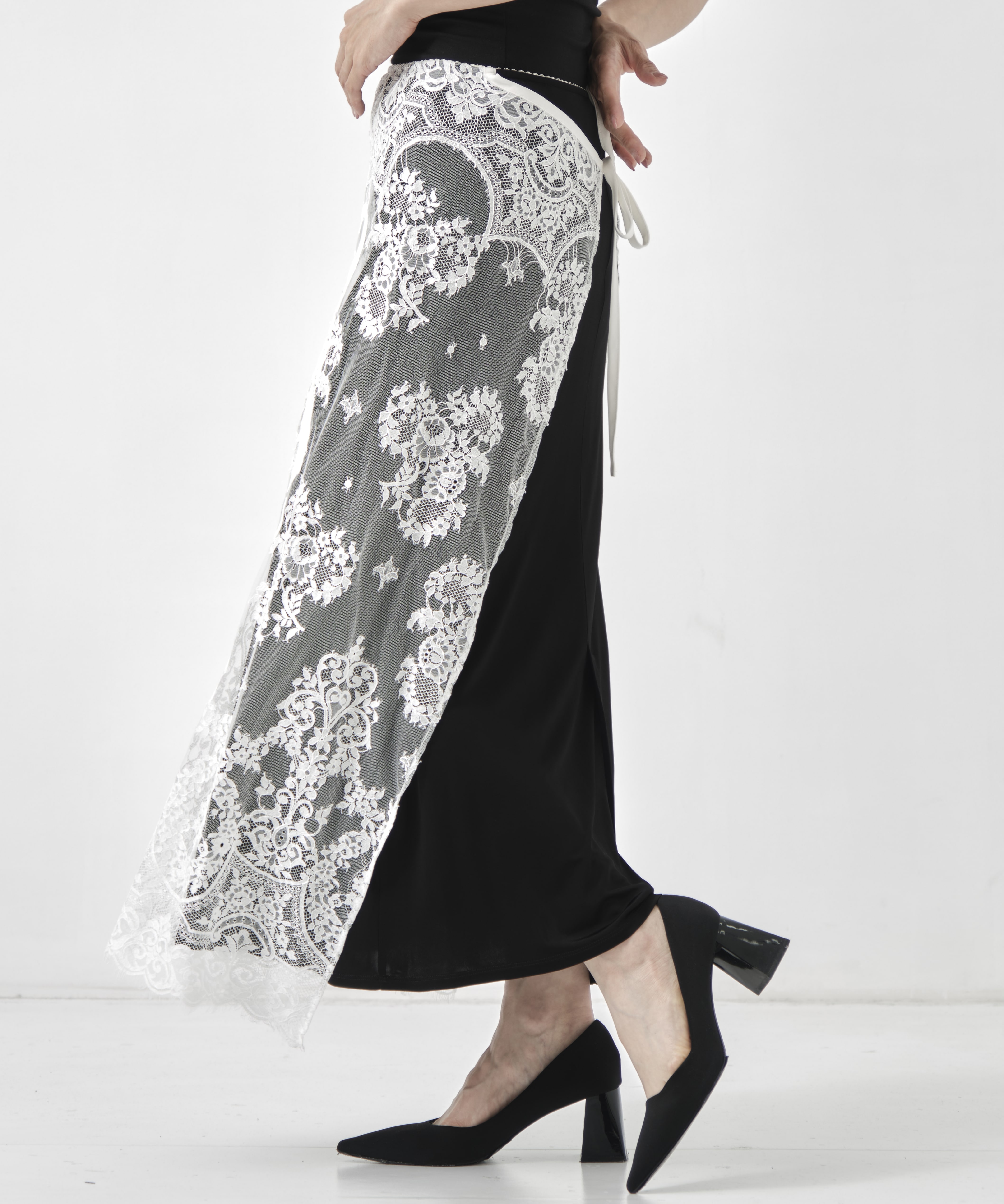 EMBROIDERED LACE SKIRT 