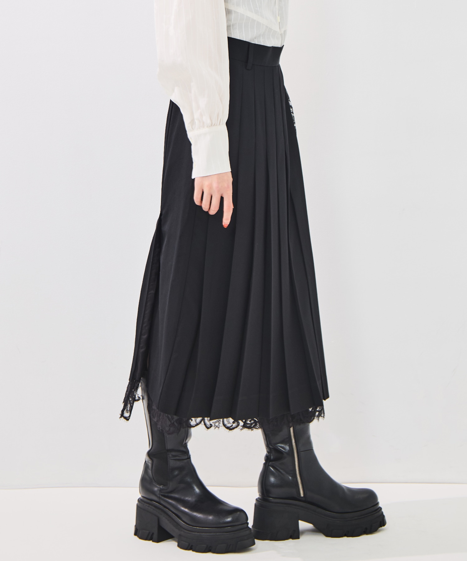 FINE WOOL PLEATED SKIRT WITH LACE TRIM FETICO