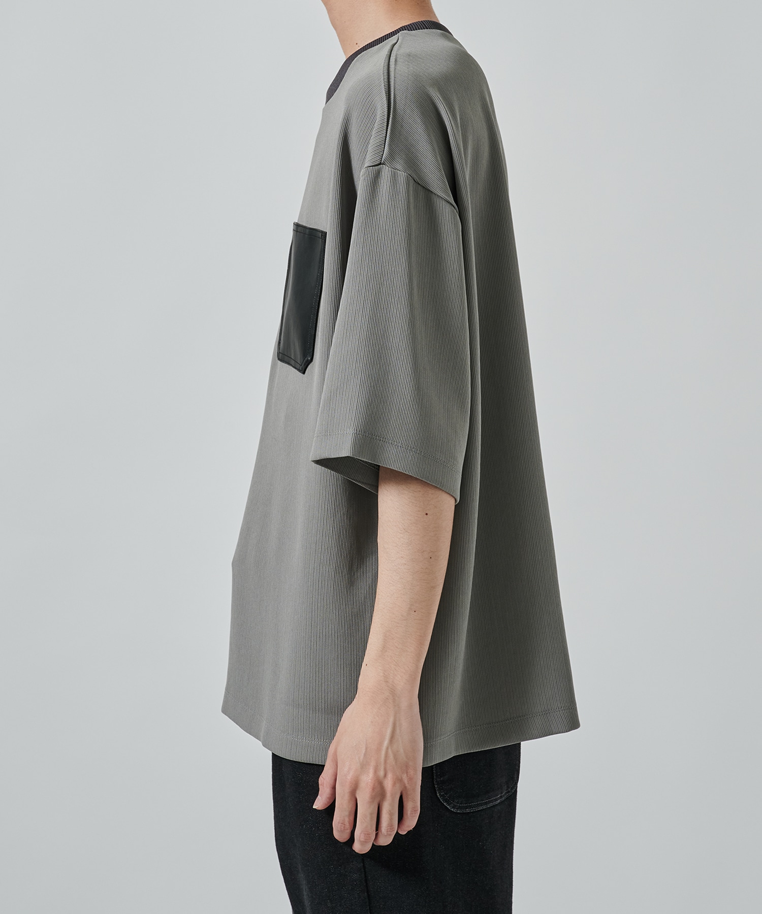 DRY DOBBY LEATHER POCKET TEE STUDIOUS