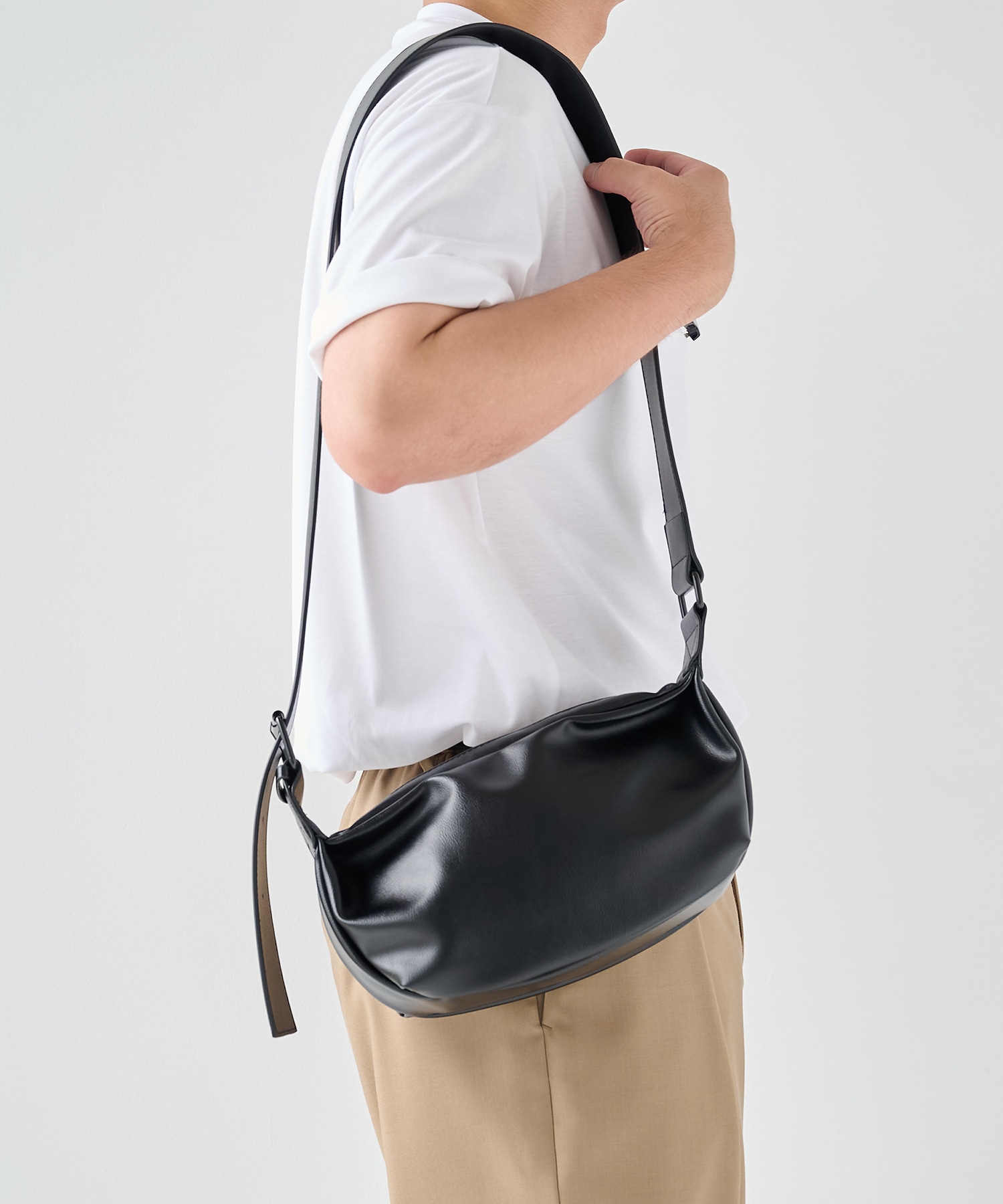 HALF MOON SHOULDER BAG STUDIOUS