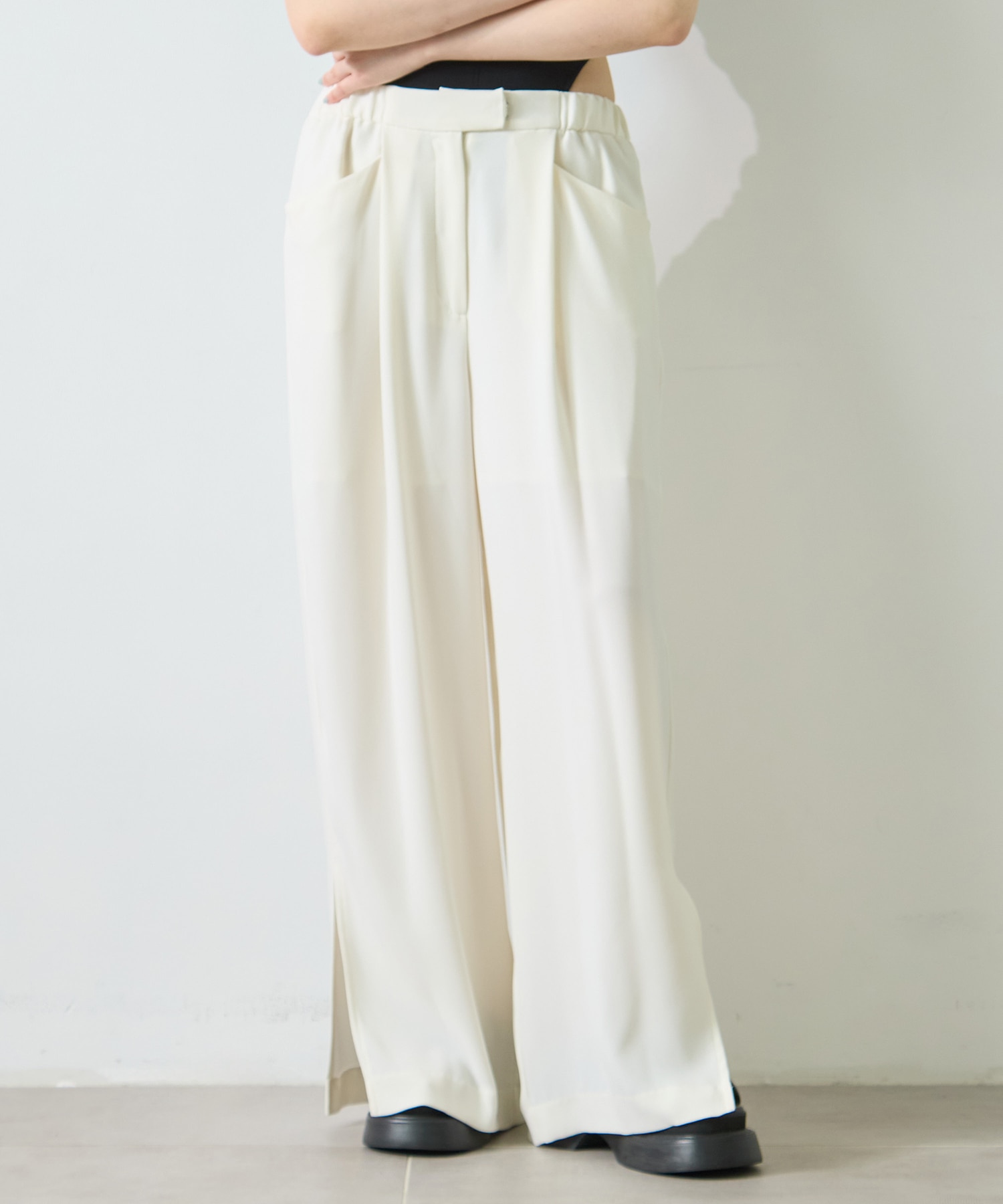 BACK SATIN SIDE SLIT PANTS STUDIOUS