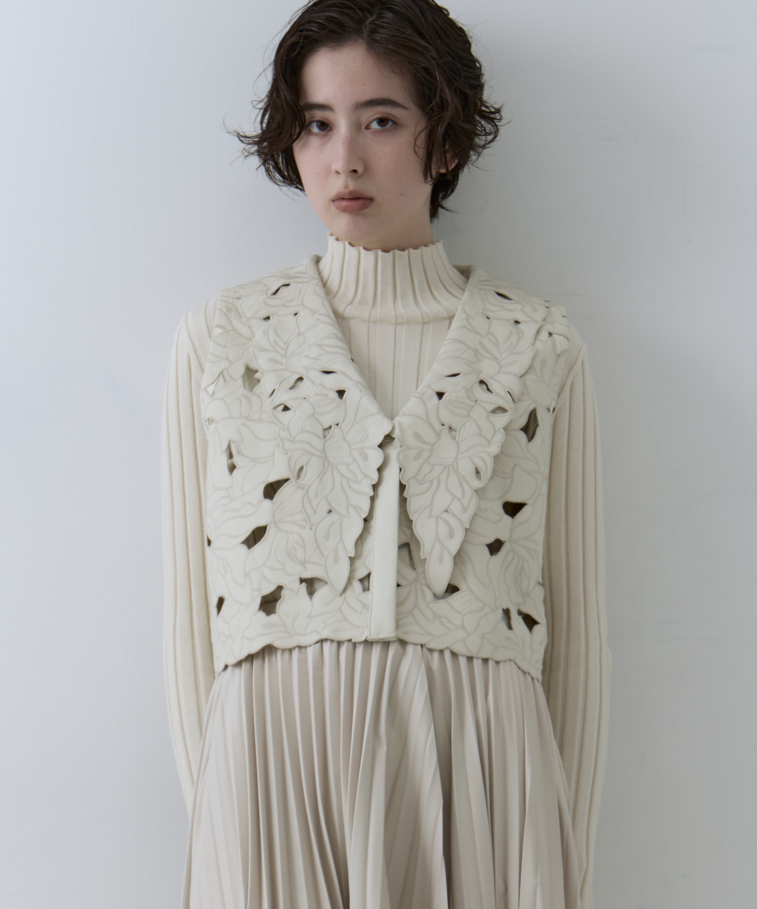 UND LACE CUTWORK VEST　TOP AMERI