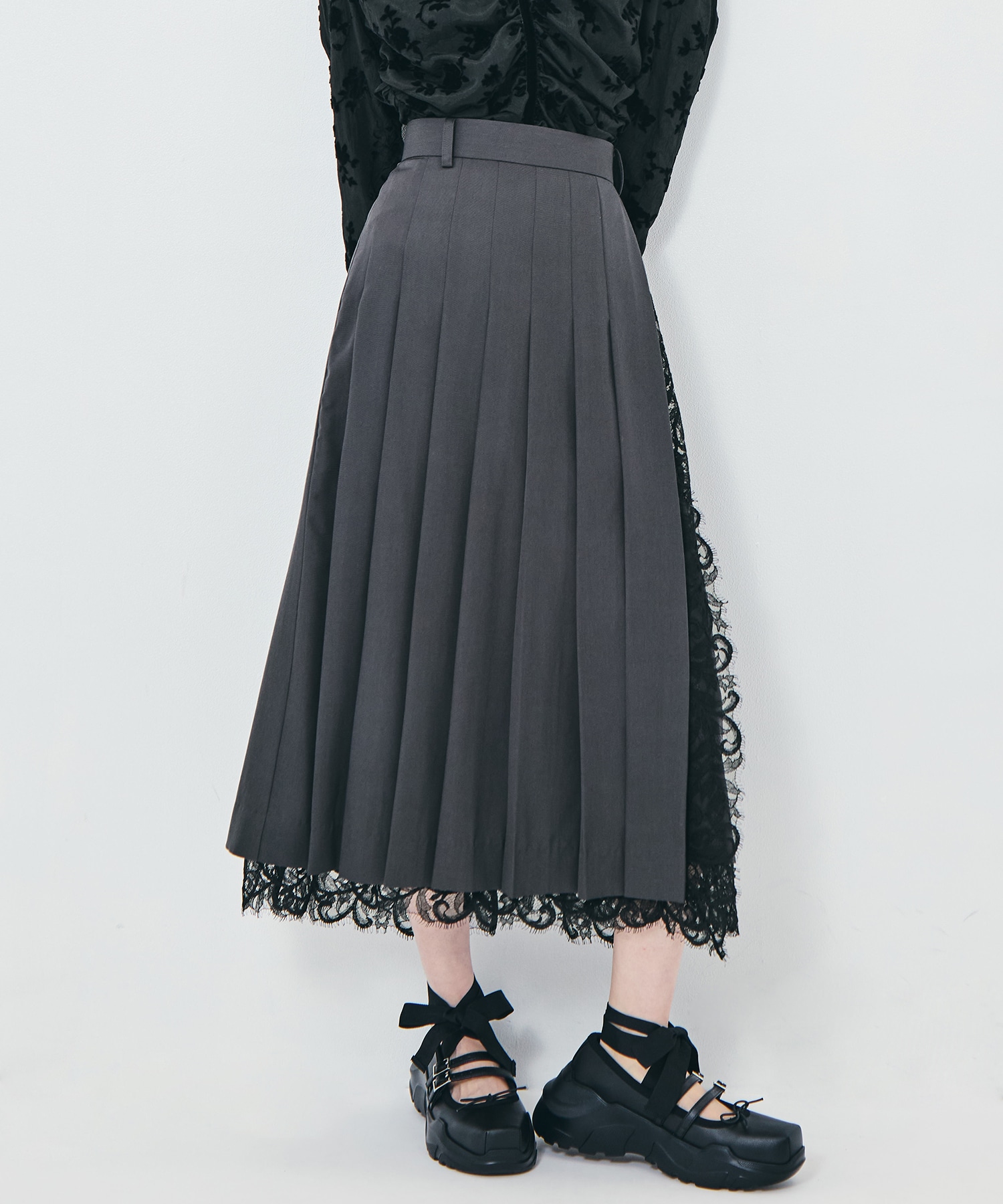 FINE WOOL PLEATED SKIRT WITH LACE TRIM FETICO