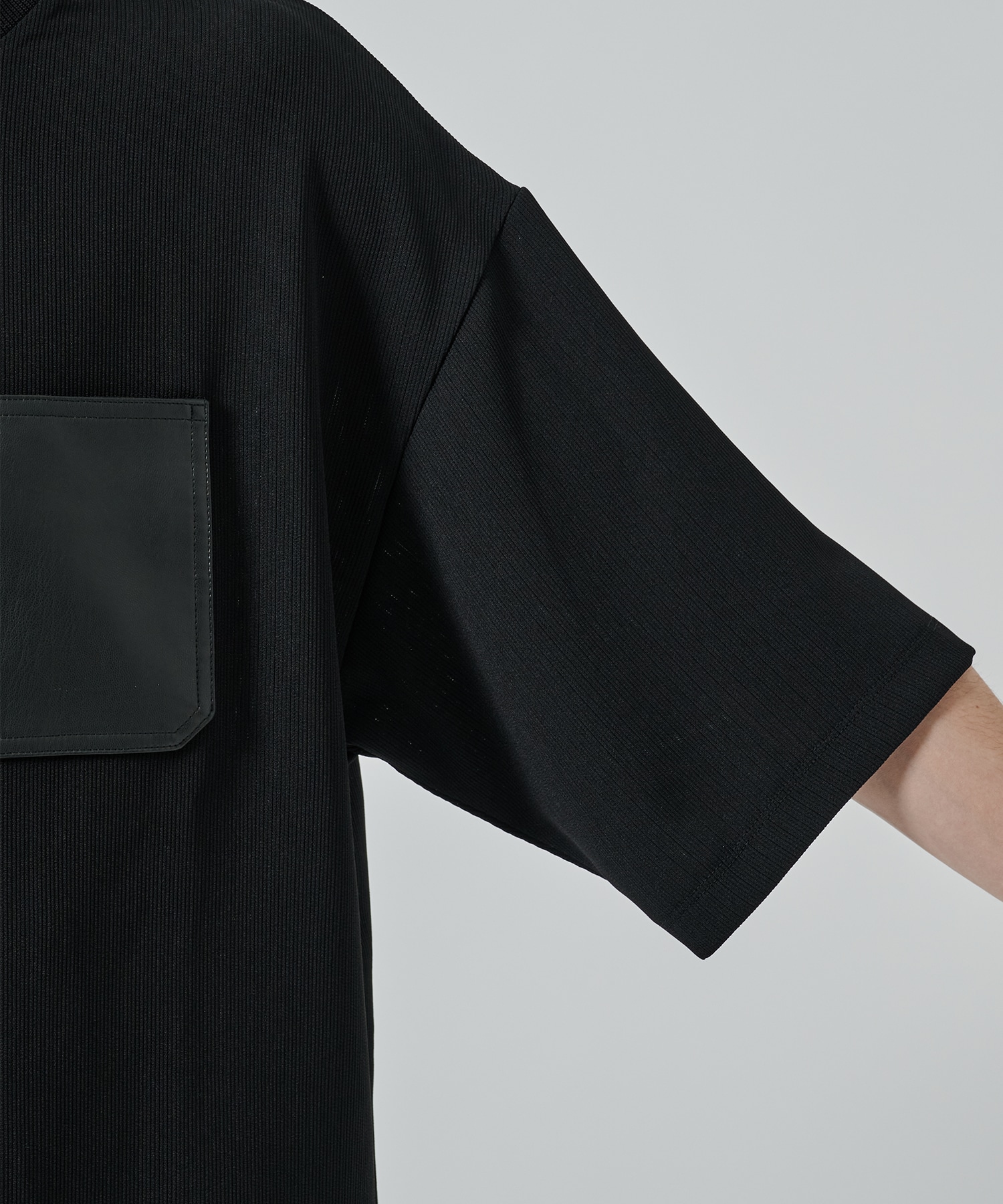 DRY DOBBY LEATHER POCKET TEE STUDIOUS