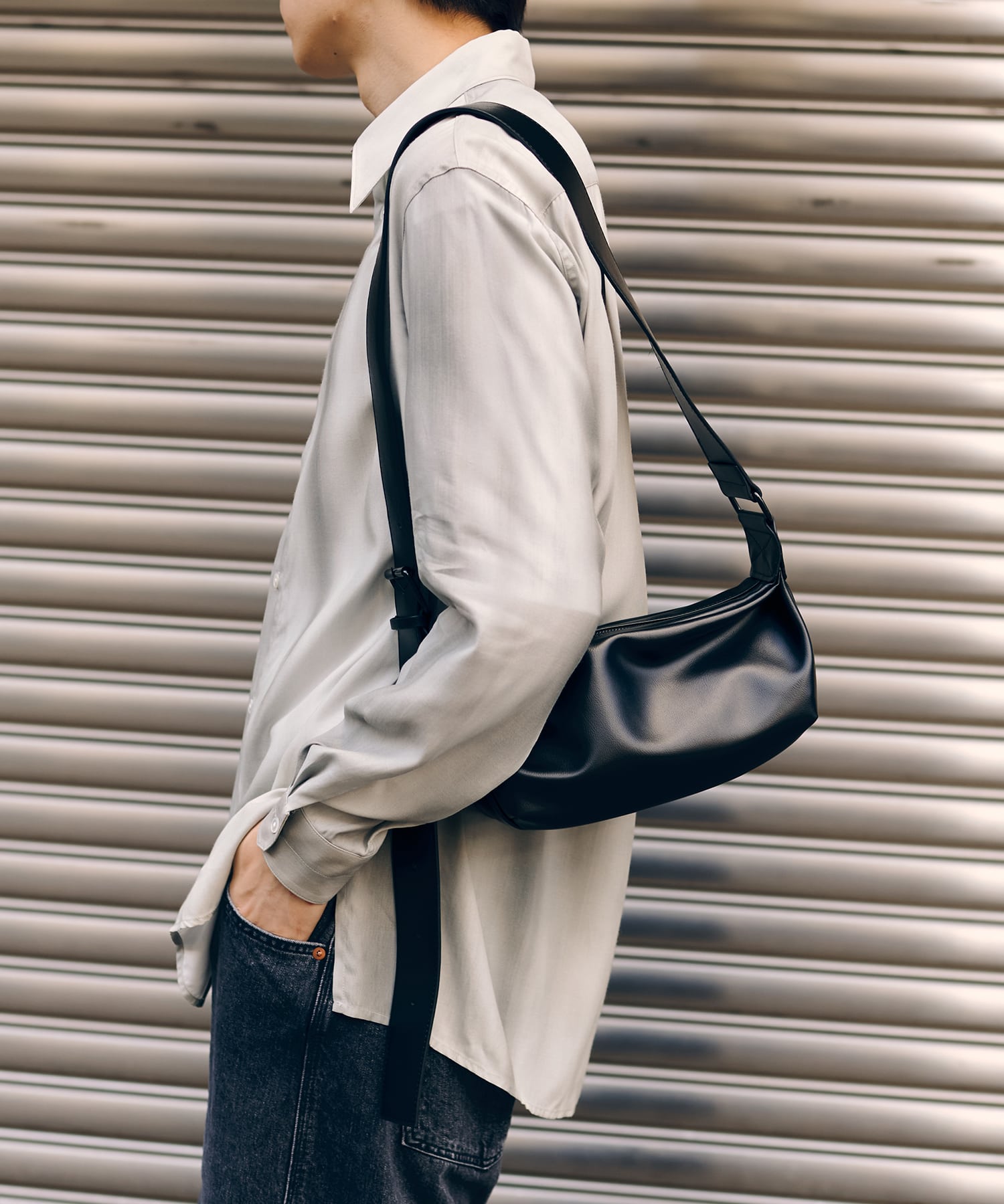 HALF MOON SHOULDER BAG STUDIOUS