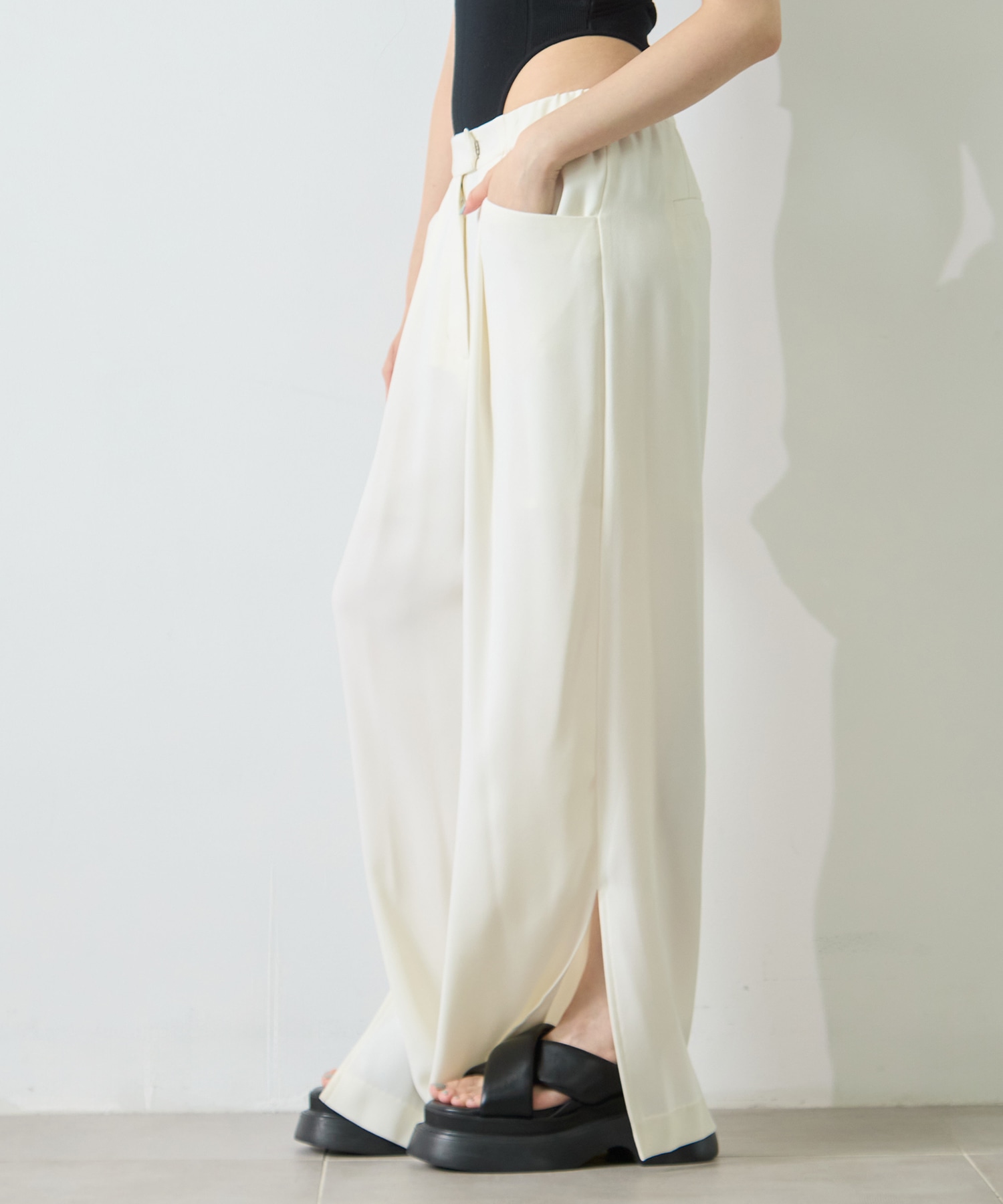 BACK SATIN SIDE SLIT PANTS STUDIOUS