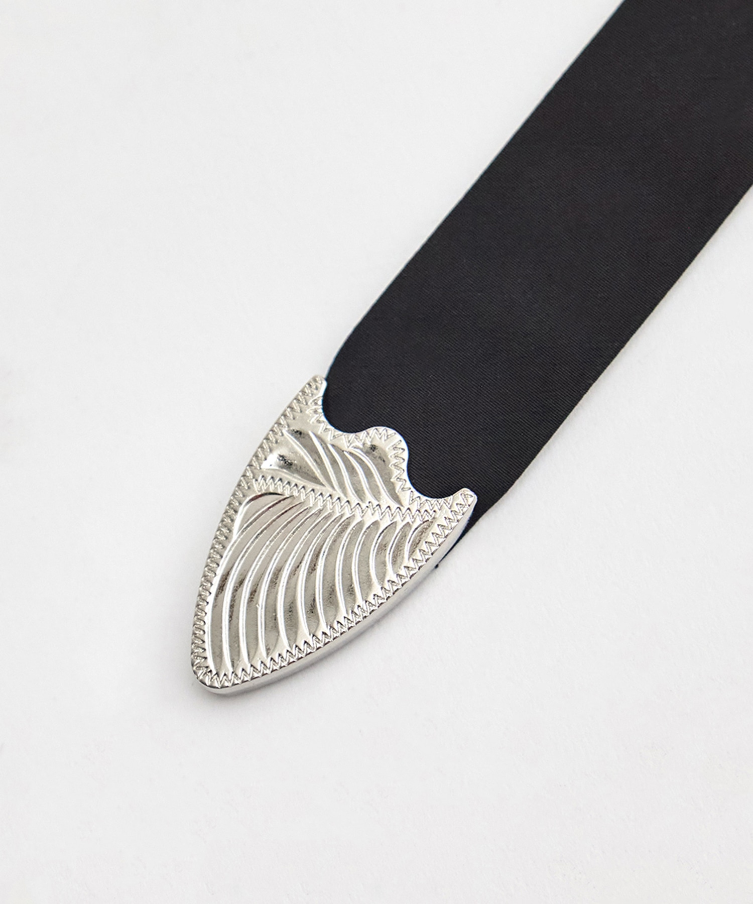 Metal ribbon clip tie TOGA