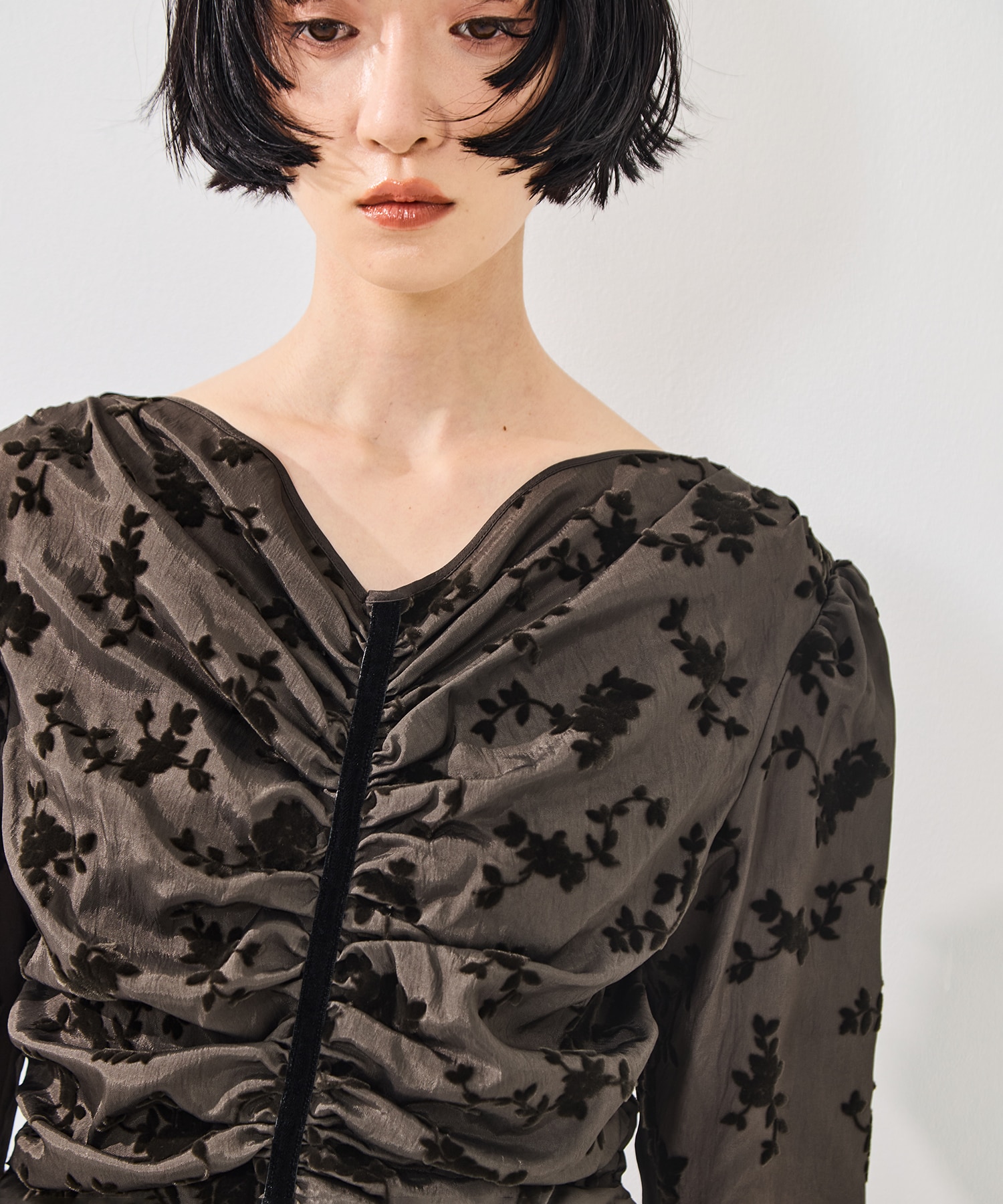 FLOCKED ROSE PRINT GATHERED BLOUSE FETICO