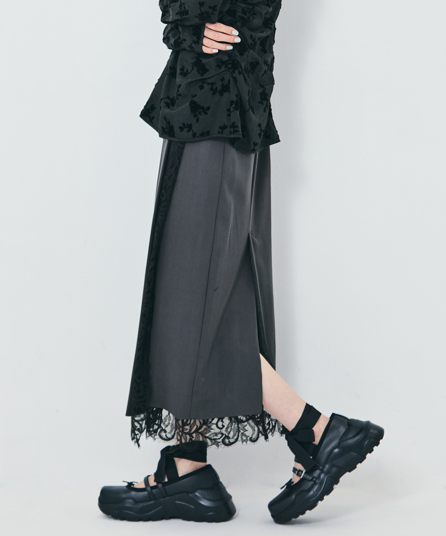 FINE WOOL PLEATED SKIRT WITH LACE TRIM FETICO