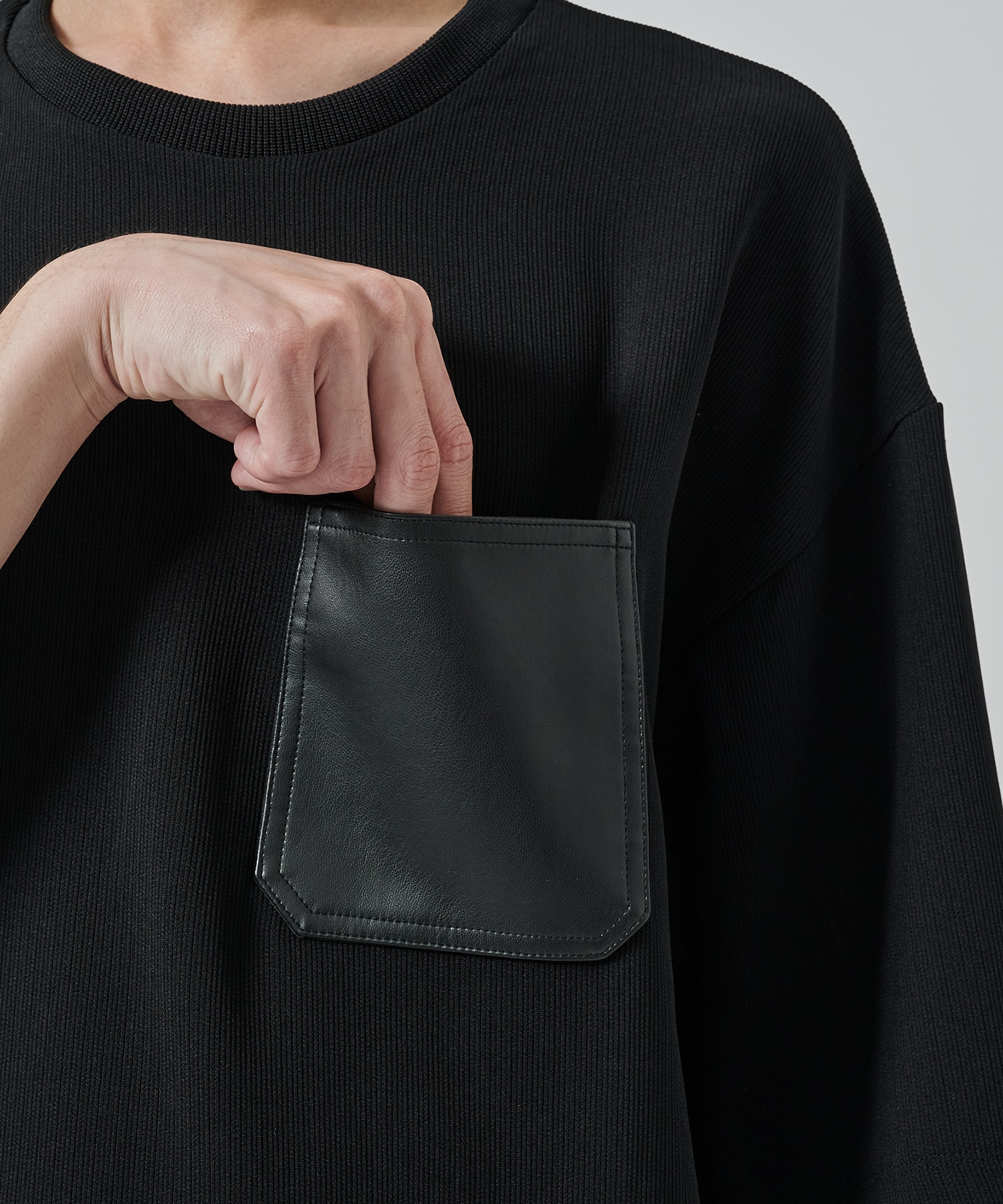 DRY DOBBY LEATHER POCKET TEE STUDIOUS