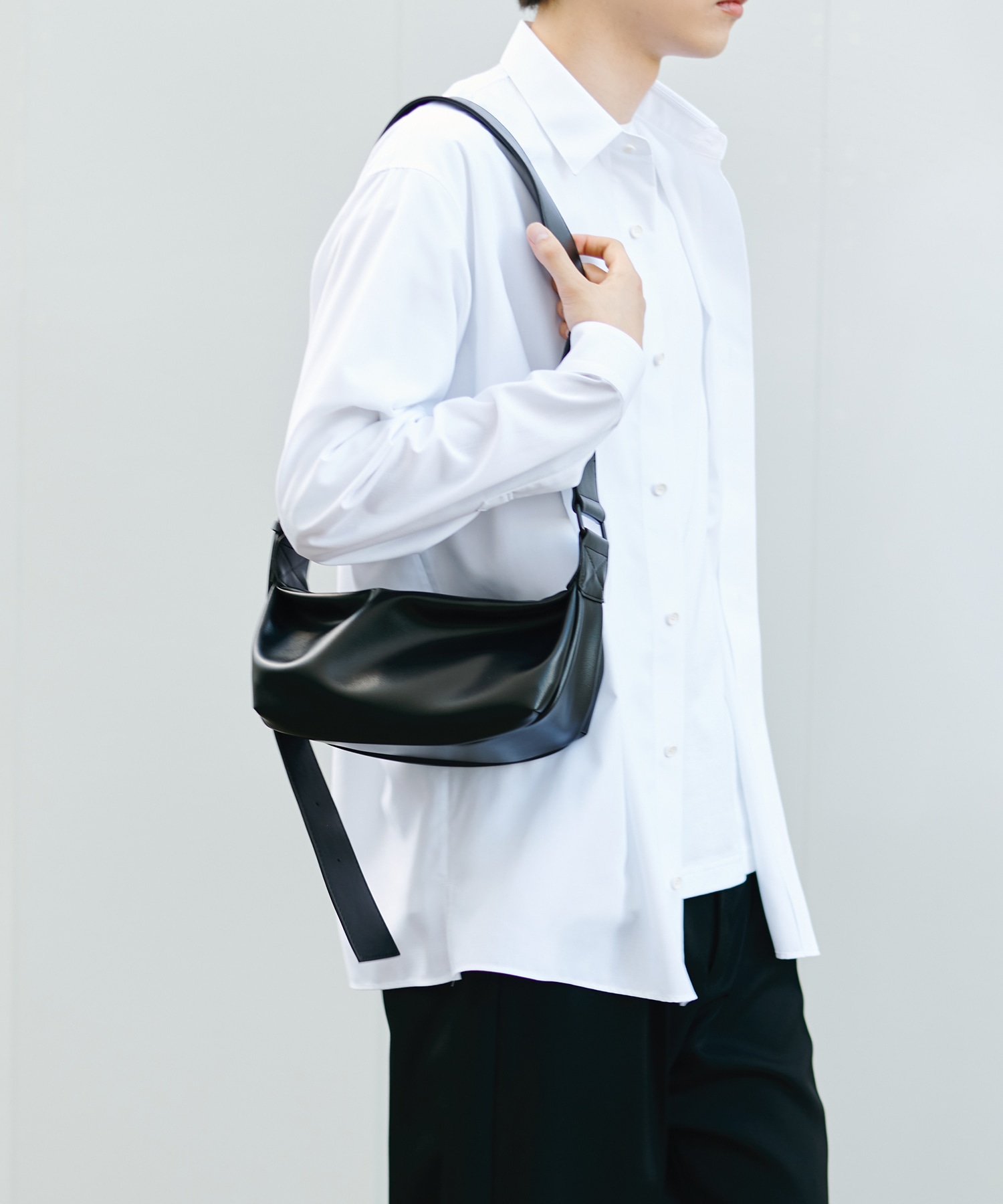 HALF MOON SHOULDER BAG STUDIOUS