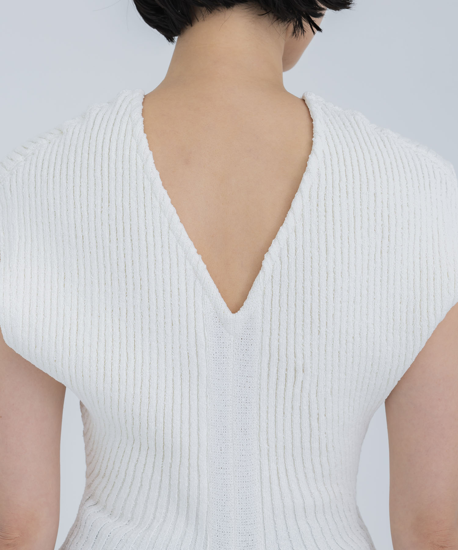 Salla back slit knit Pullover WH AKIRANAKA